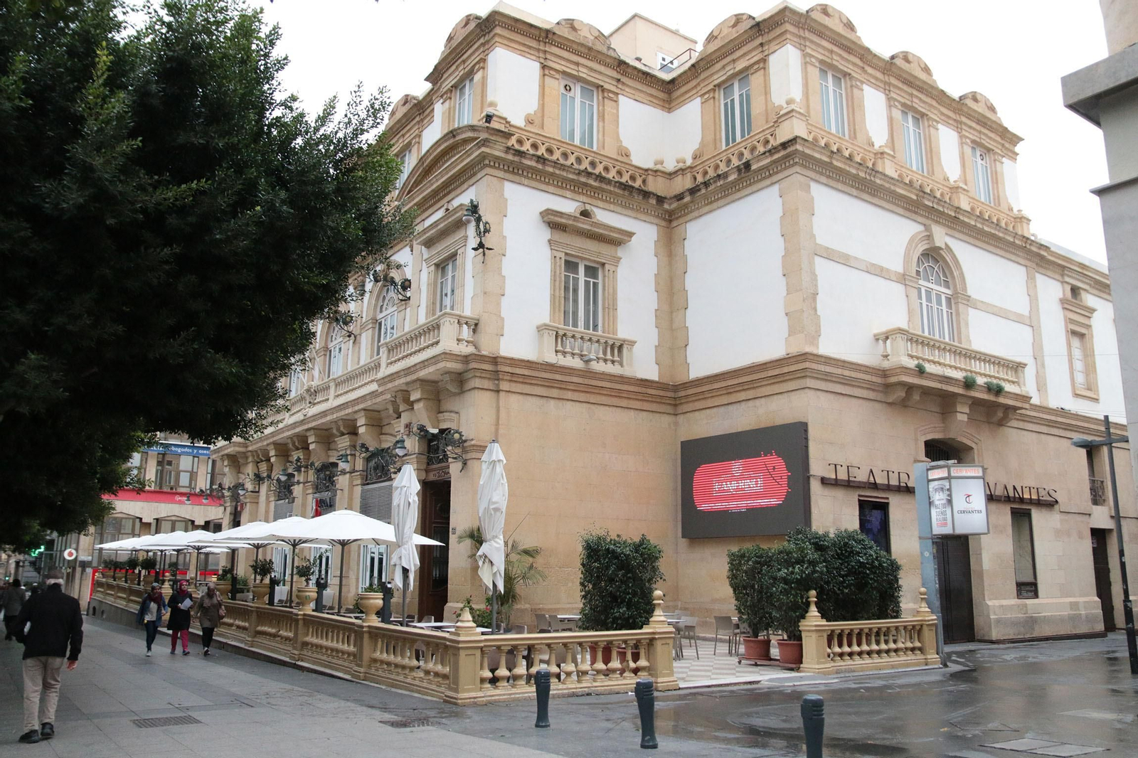 Así de espectaculares son los salones del Círculo Mercantil de Almería