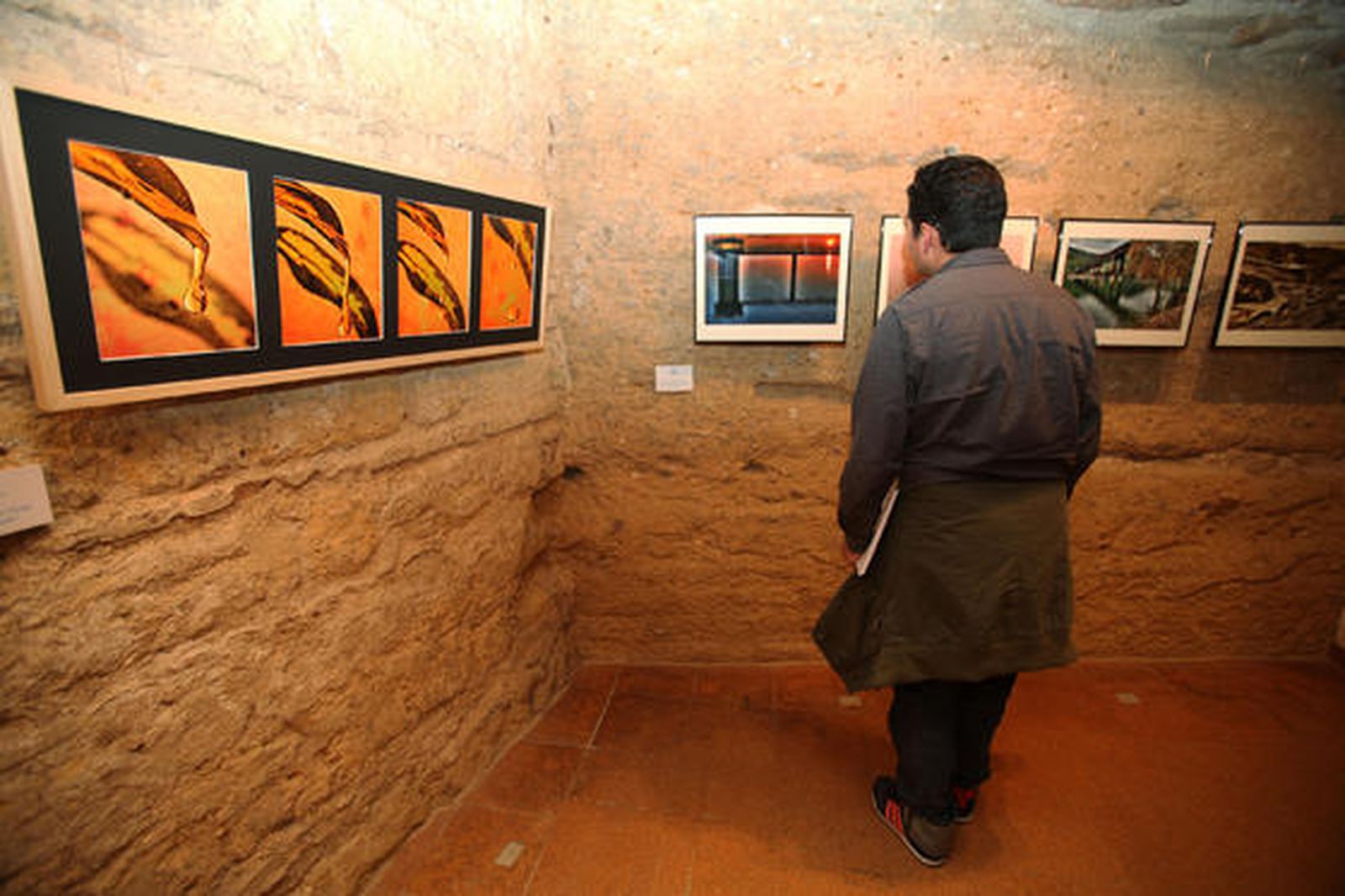 Un espectador observa algunas de las obras de la exposición en la sede del Consorcio, en la calle Ancha, 3

Foto: Vanesa Lobo