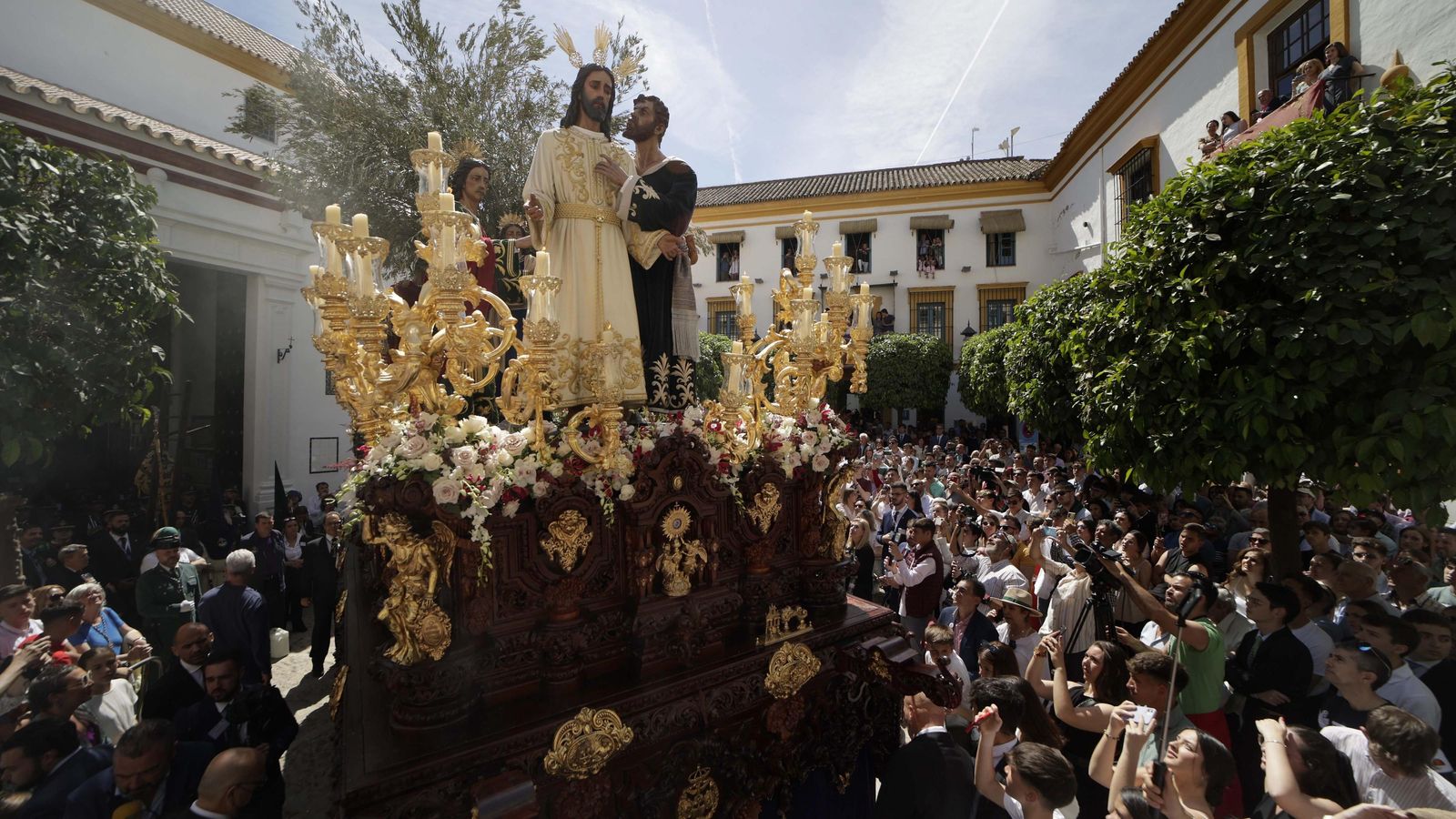 Una imagen de la salida de la Hermandad de la Redención.