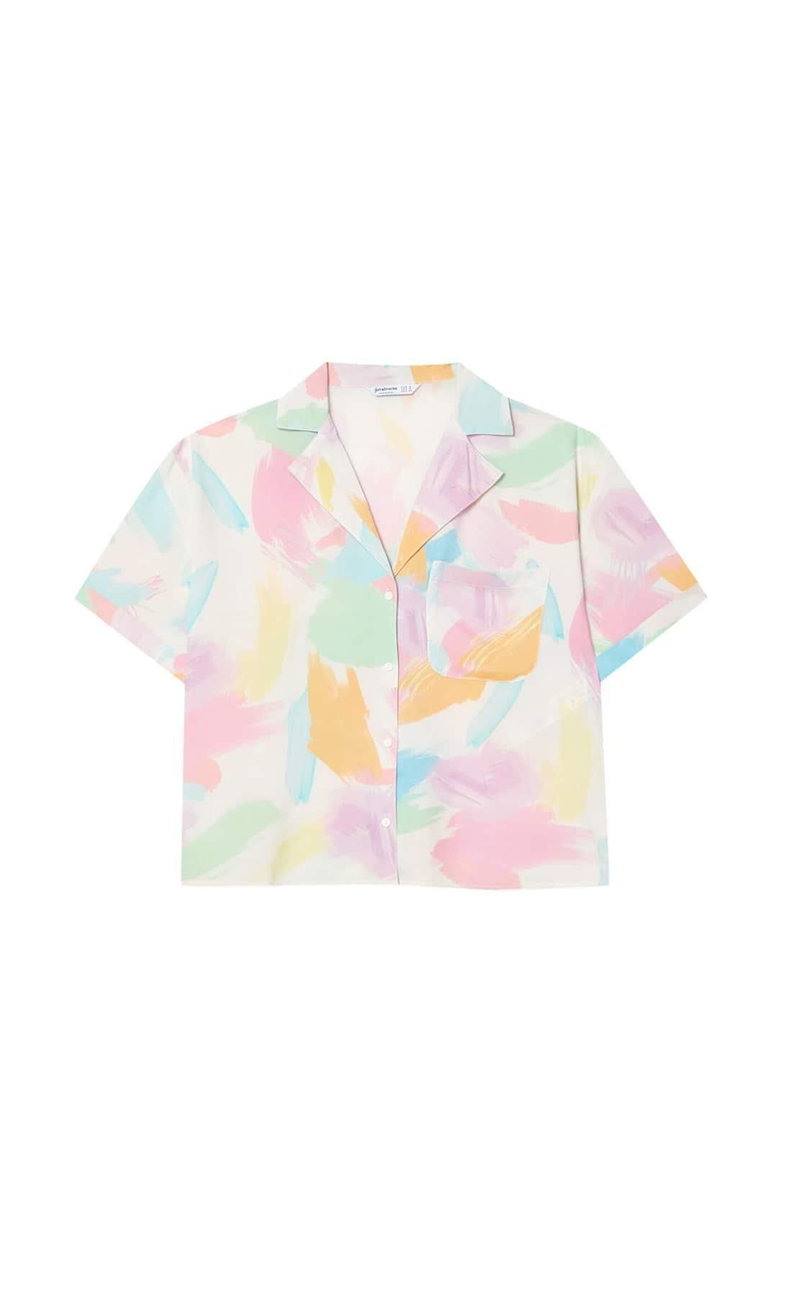 Camisa de mangas cortas con estampado de colores de Stradivarius.