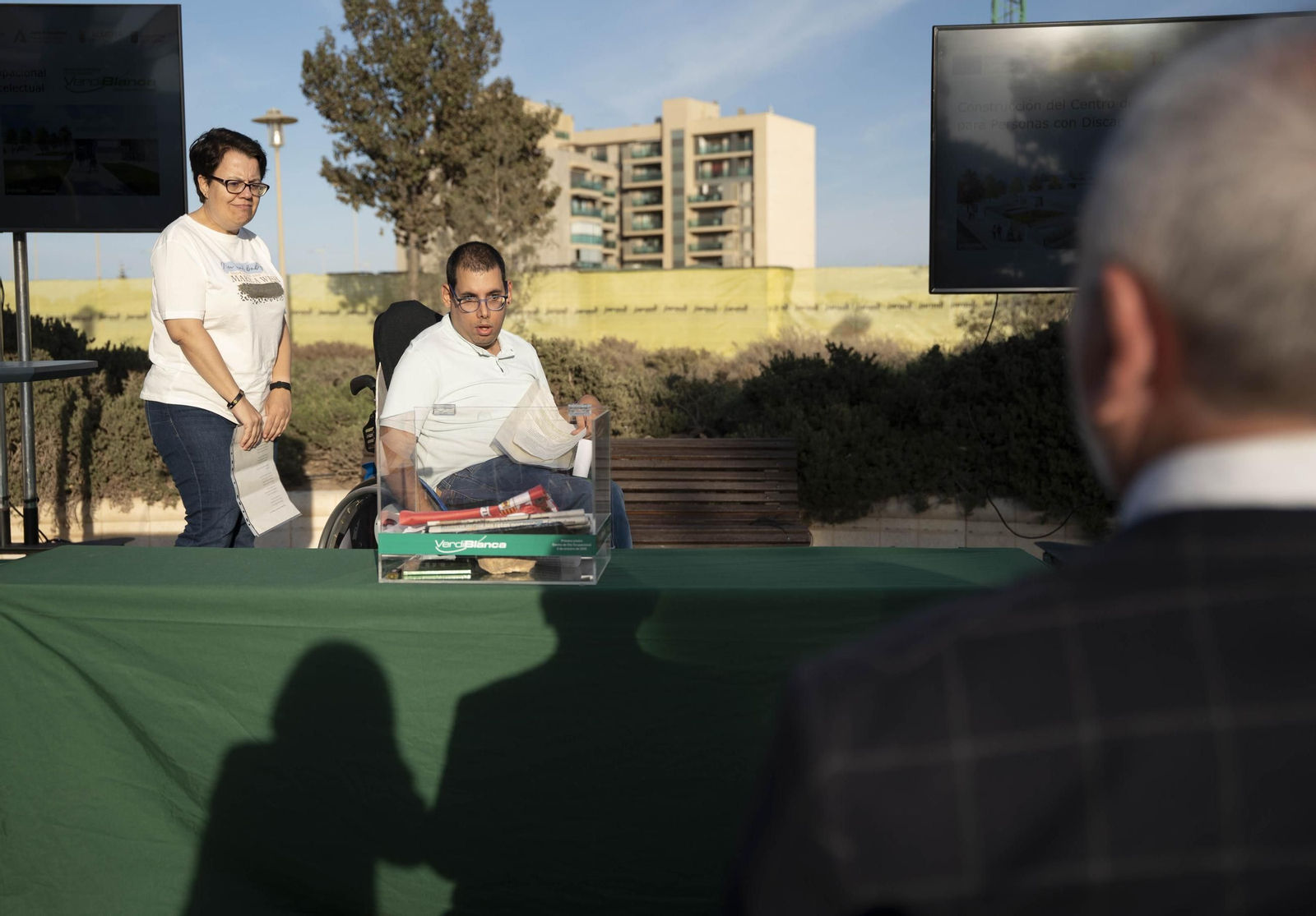 Las imágenes de la primera piedra del centro de día ocupacional Juan Goytisolo de Verdiblanca en Almería