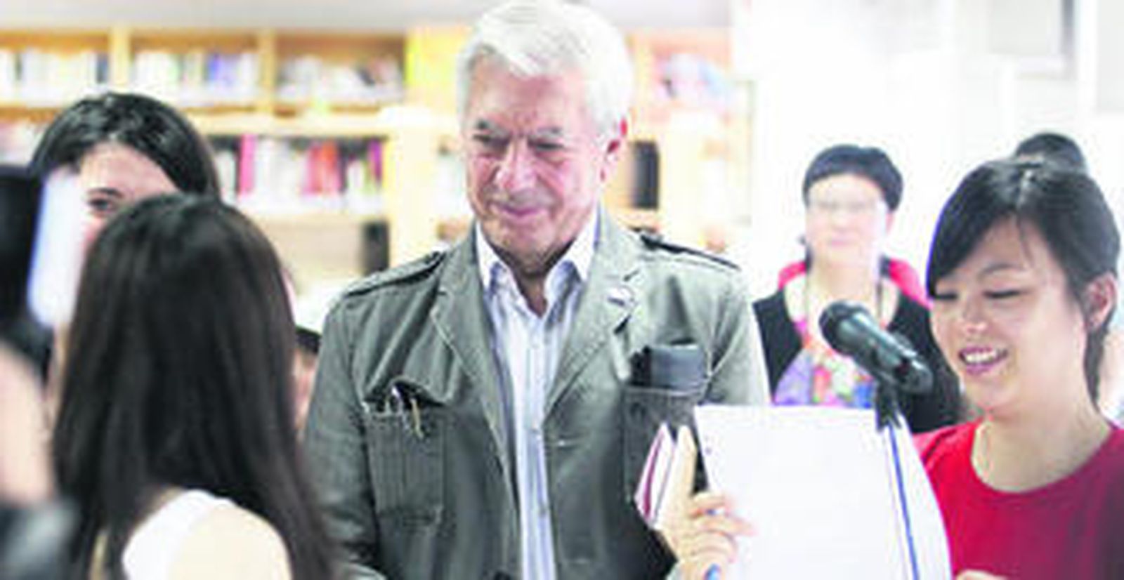 Vargas Llosa protagonizó la celebración en el Instituto Cervantes de Pekín, donde dio la bienvenida a los estudiantes chinos de español.