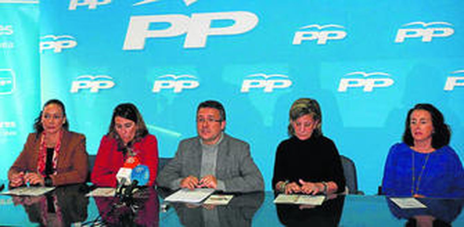 De izquierda a derecha, Nativel Quiñones, Inmaculada Olivero, Alejandro  Sánchez, Maite García Mellado y Mónica Becerra, ayer en el PP.