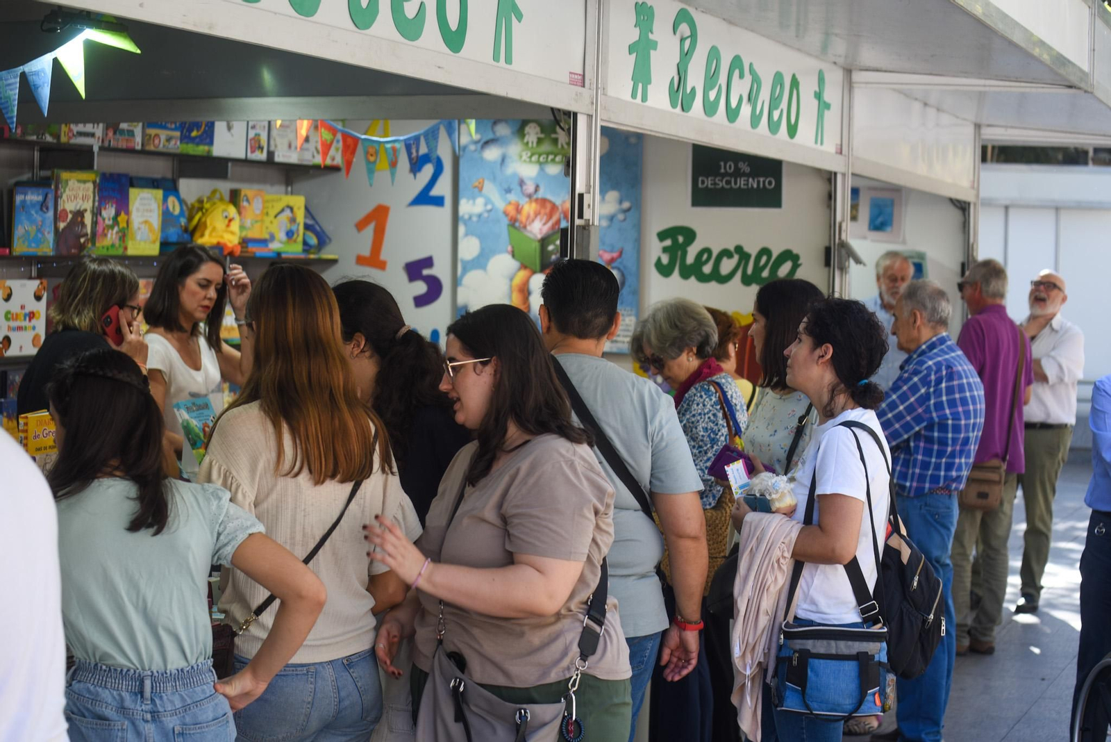El mejor ambiente de la Feria del Libro de Córdoba en una de sus grandes jornadas, en imágenes