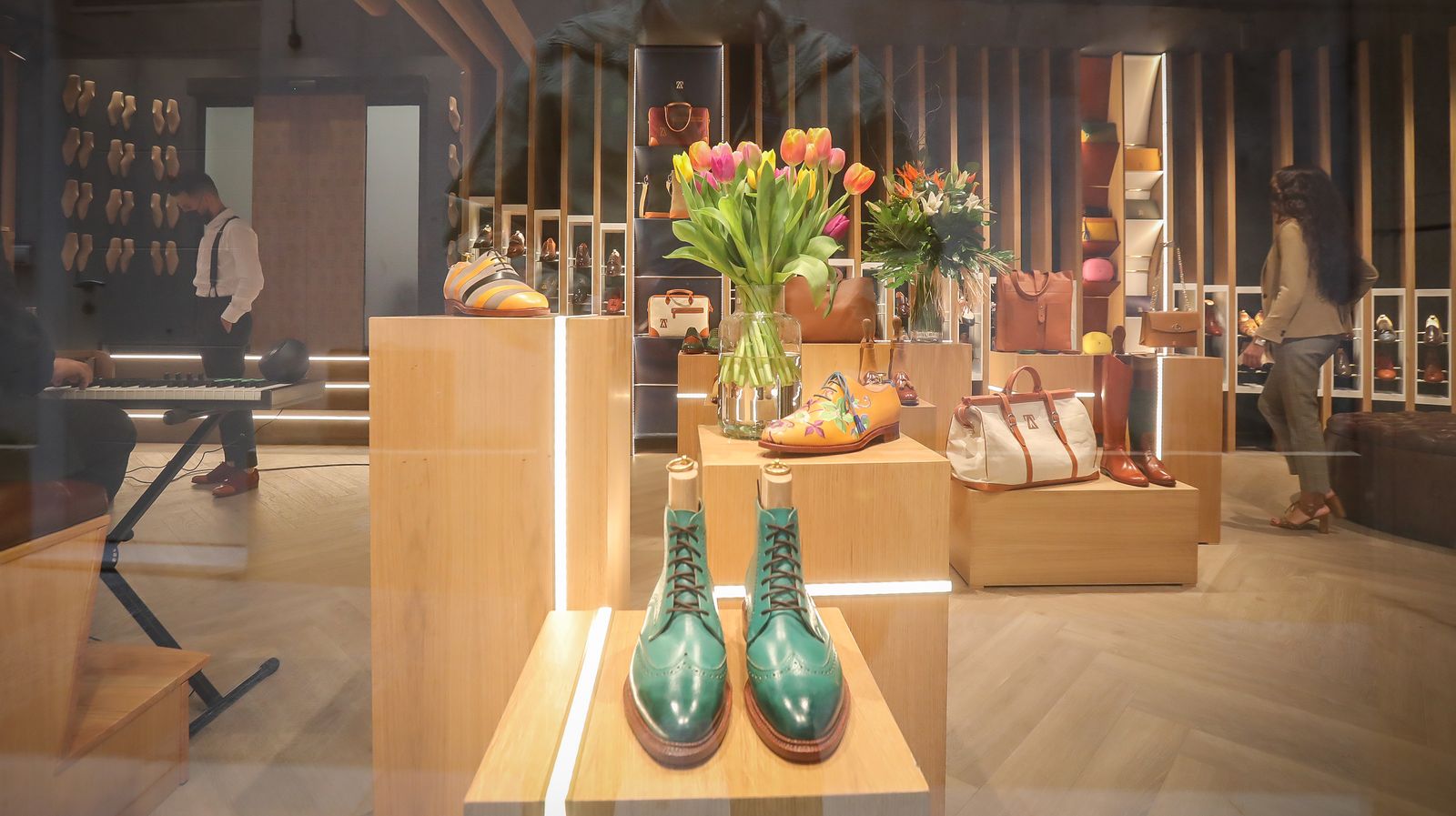 Abraham Zambrana inaugura taller y zapatería de lujo en el centro de Jerez