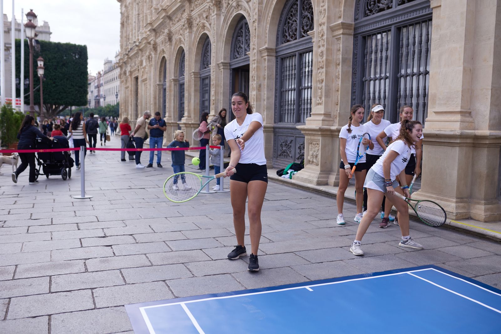 Las fotos de la Copa Billie Jean King con el alcalde jugando al tenis