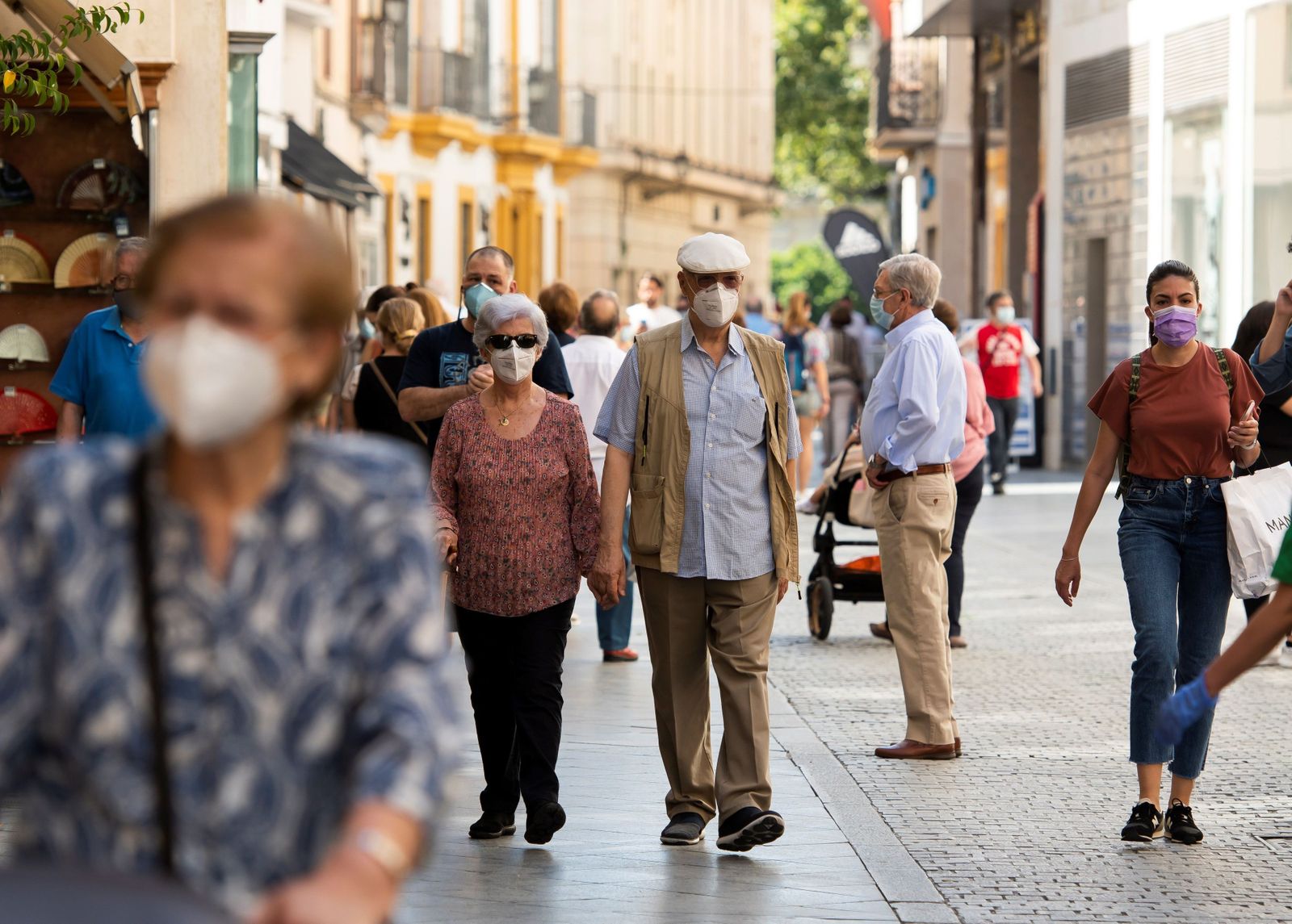 Ciudadanos con mascarillas en la calle Tetuán.