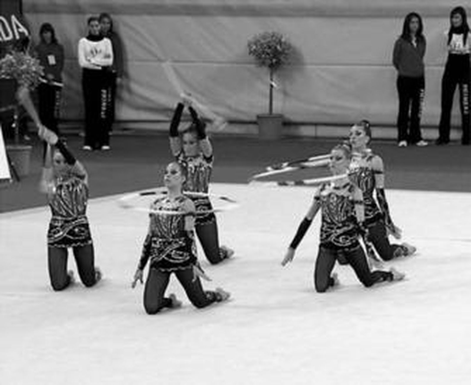 Las gimnastas malagueñas realizan uno de sus ejercicios de aros.