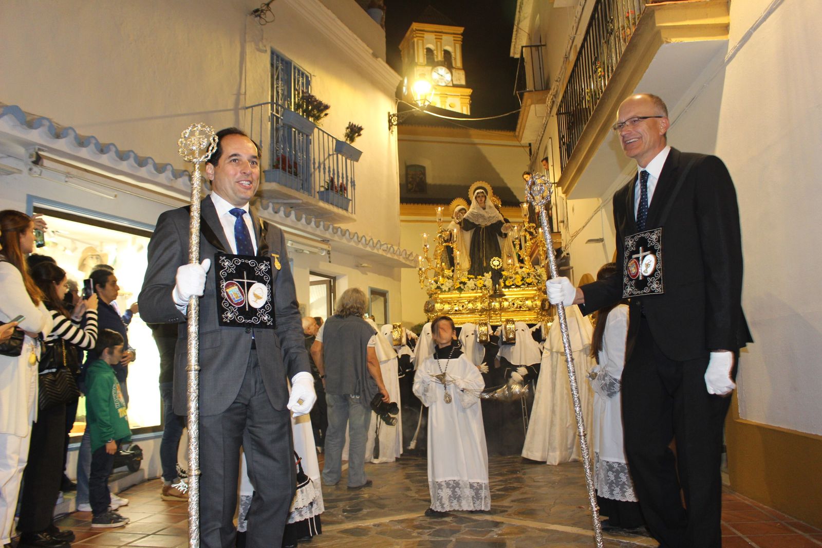 El presidente de Aehcos, José Luque (D.), y el propietario del Grupo Alfil han encabezado el cortejo de Santa Marta.