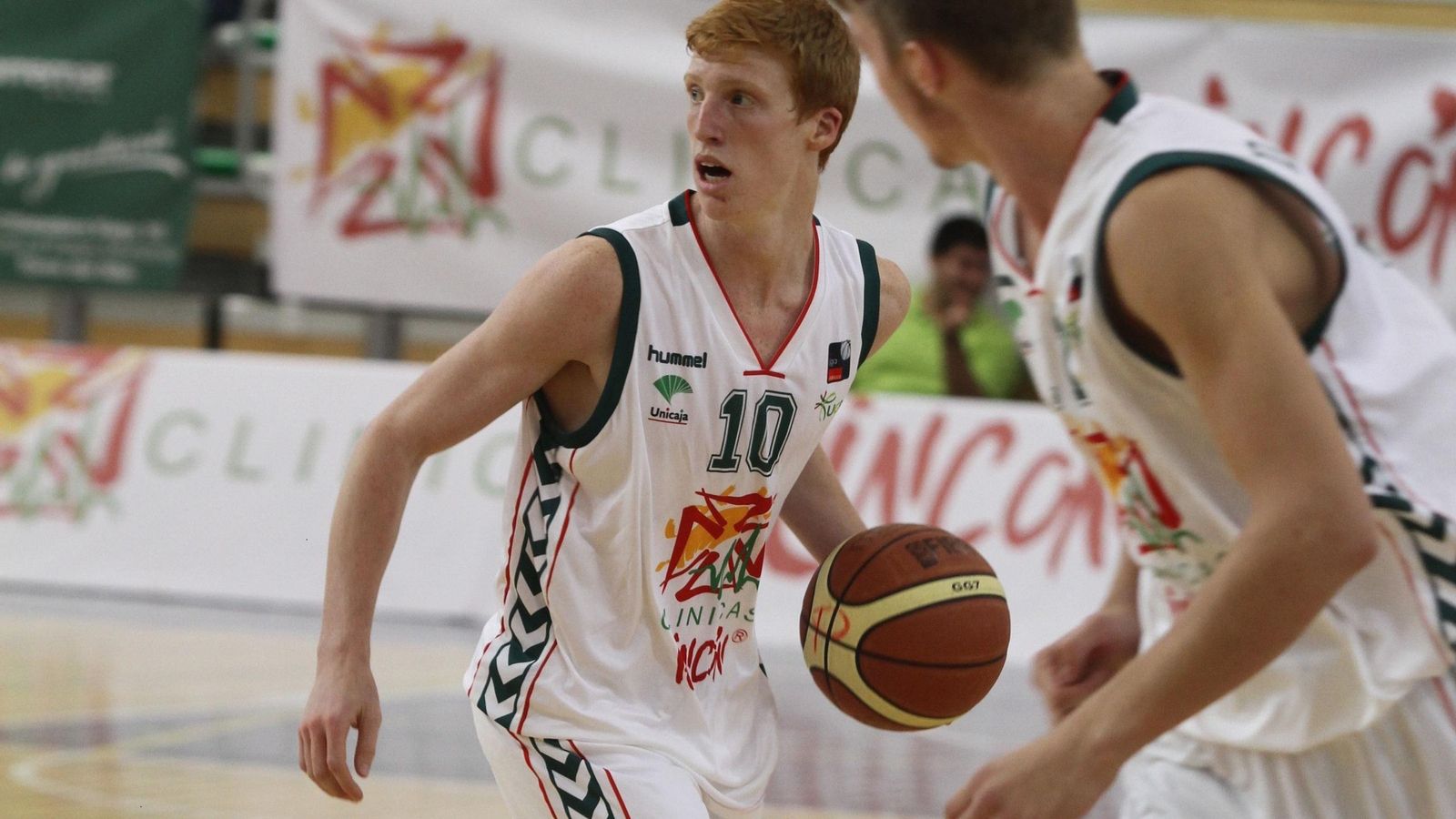 Alberto Díaz y Domantas Sabonis, en un partido del Clínicas Rincón.