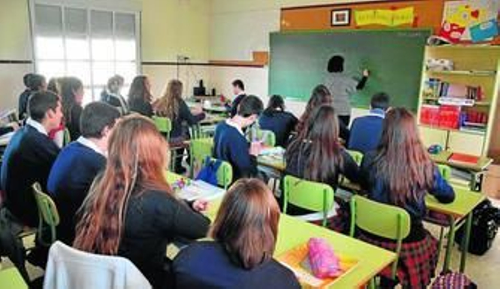 Una profesora impartiendo clases en una de las aulas de Secundaria.