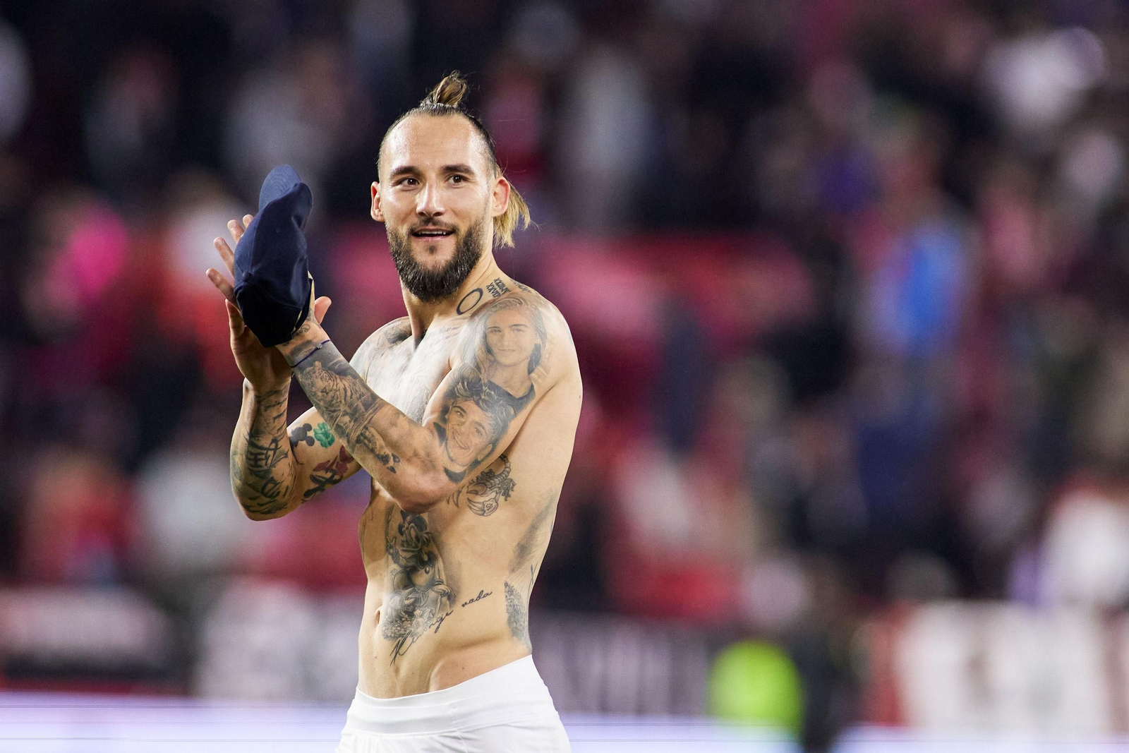 Nemanja Gudelj aplaude tras un partido del Sevilla esta temporada.