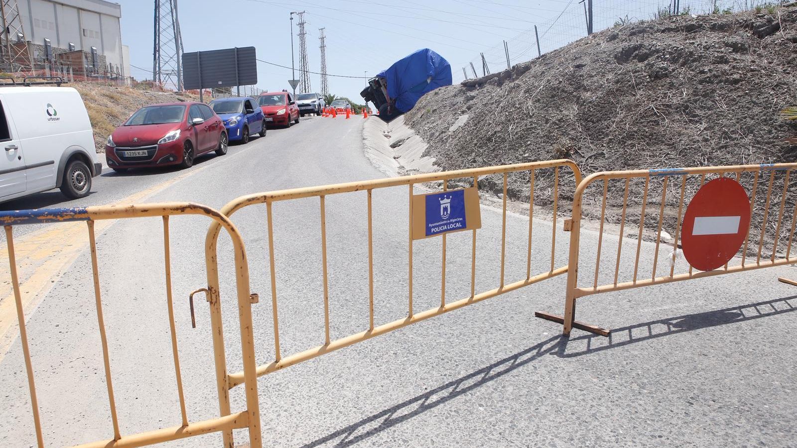 El carril permanece cerrado y se recomienda a los conductores que utilicen rutas alternativas para acceder a Getares. El carril permanece cerrado y se recomienda a los conductores que utilicen rutas alternativas para acceder a Getares.