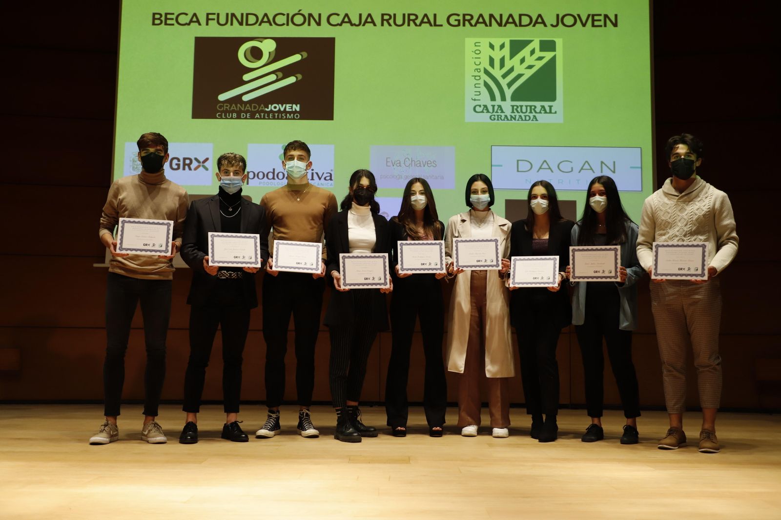 Los atletas del club Granada Joven posan con sus becas.