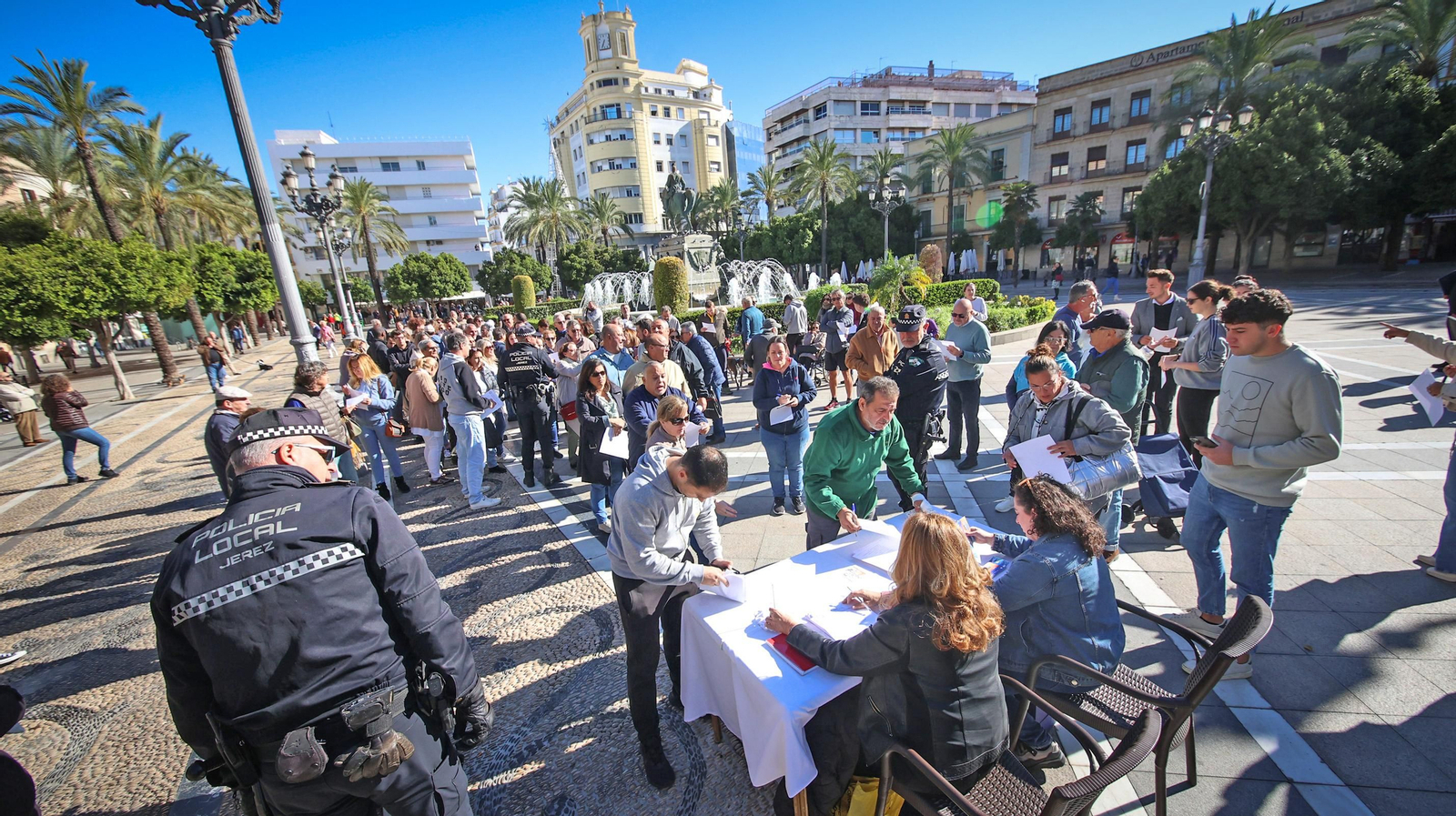 Colas en el  reparto de los bonos descuento para bares en Jerez