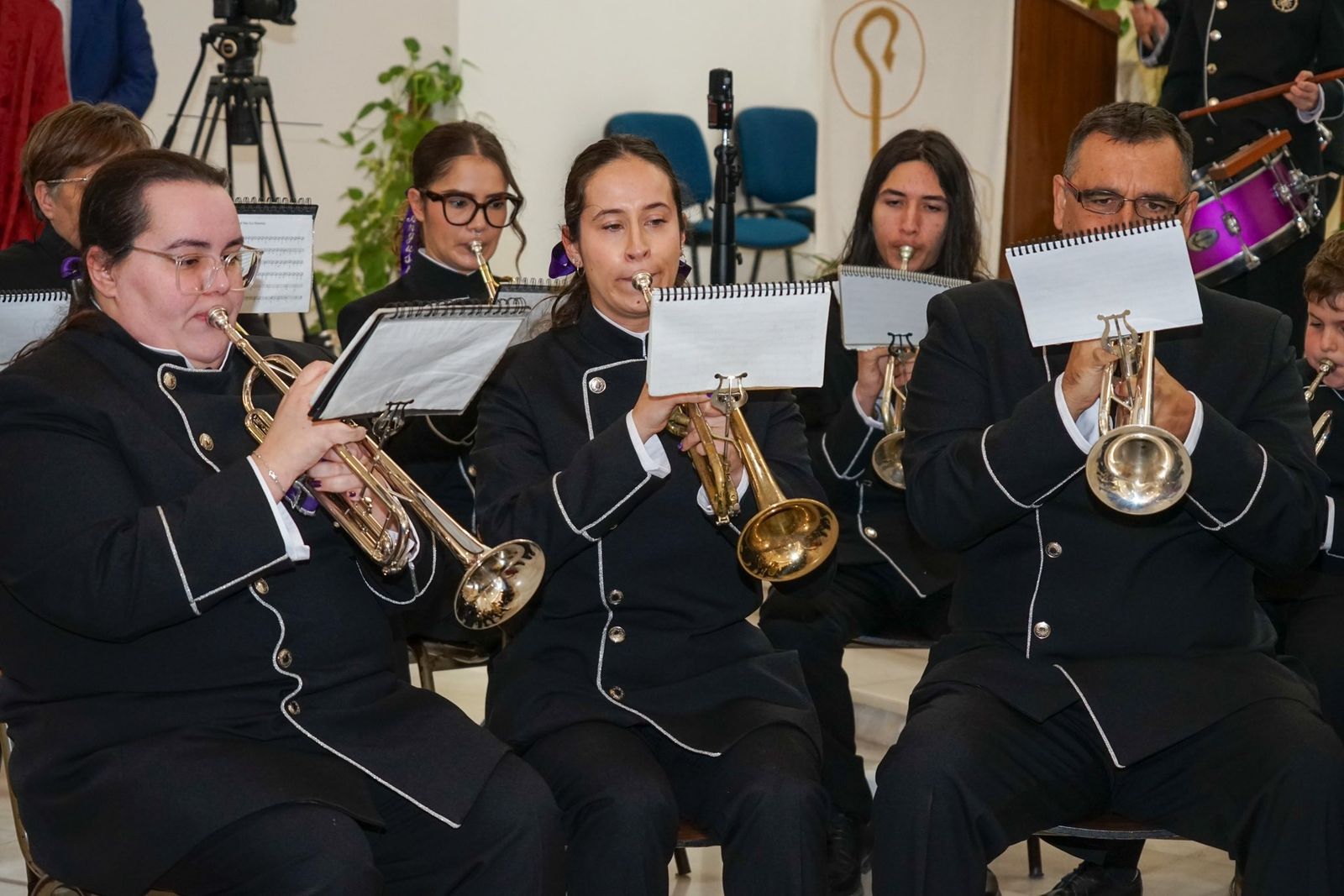 La AM de Las Angustias de Vícar viste de gala su música con un nuevo uniforme