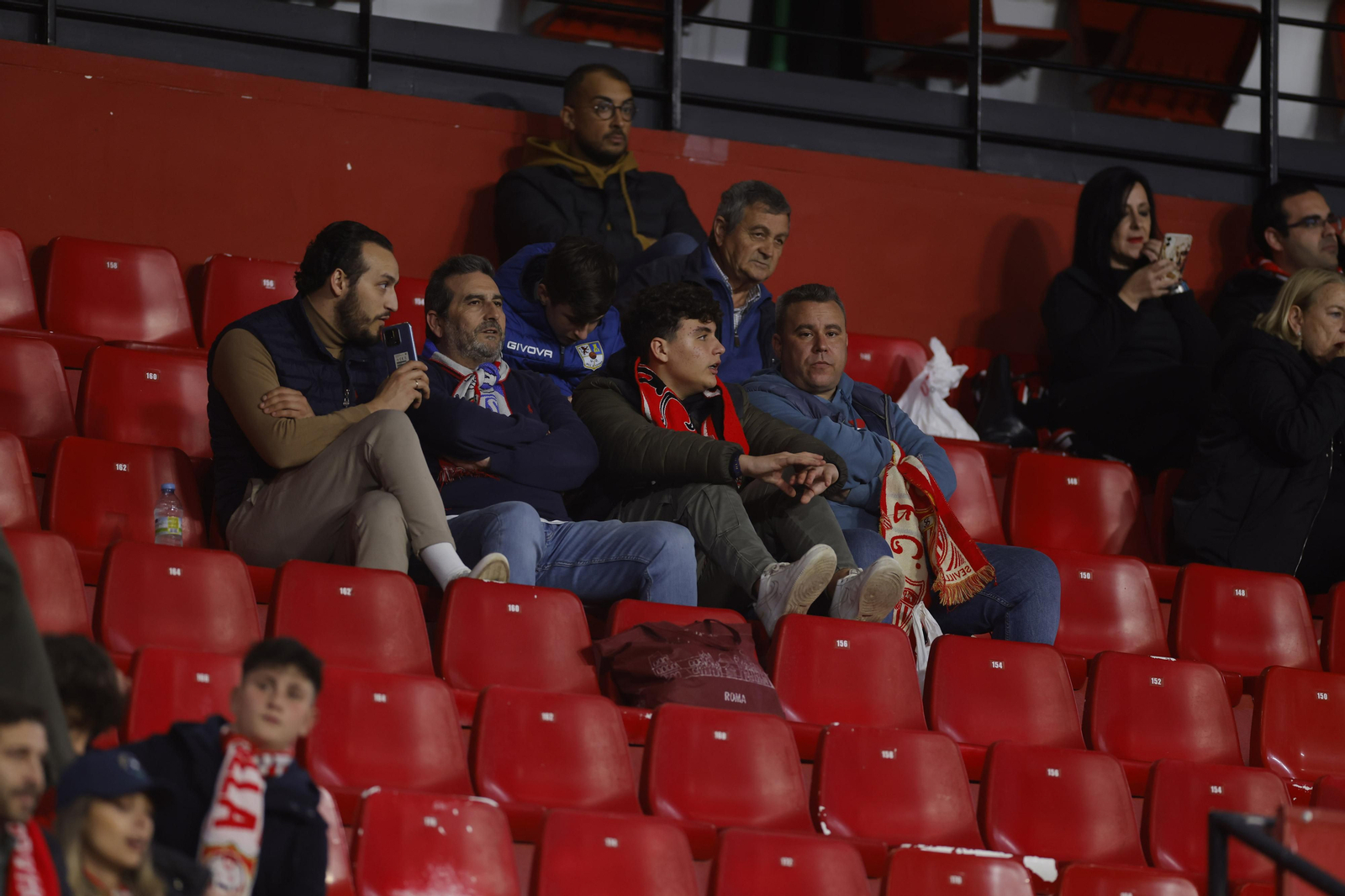 Búscate en las fotos del Sevilla-Fenerbahçe,