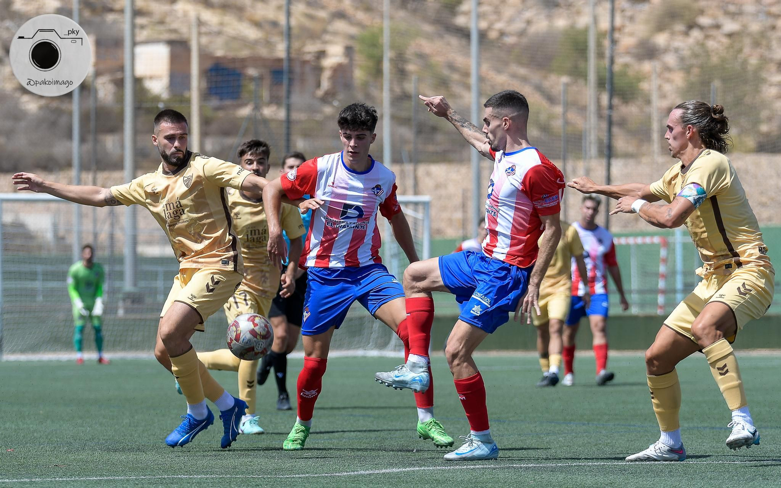 El almeriense Dani Lidueña intenta controlar un balón durante el encuentro del pasado domingo de la primera jornada.
