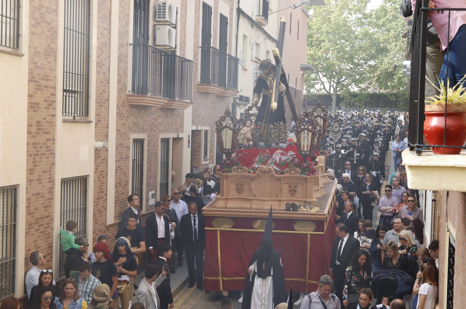 Imágenes del recorrido de la Hermandad de la Redención por las calles de Huelva