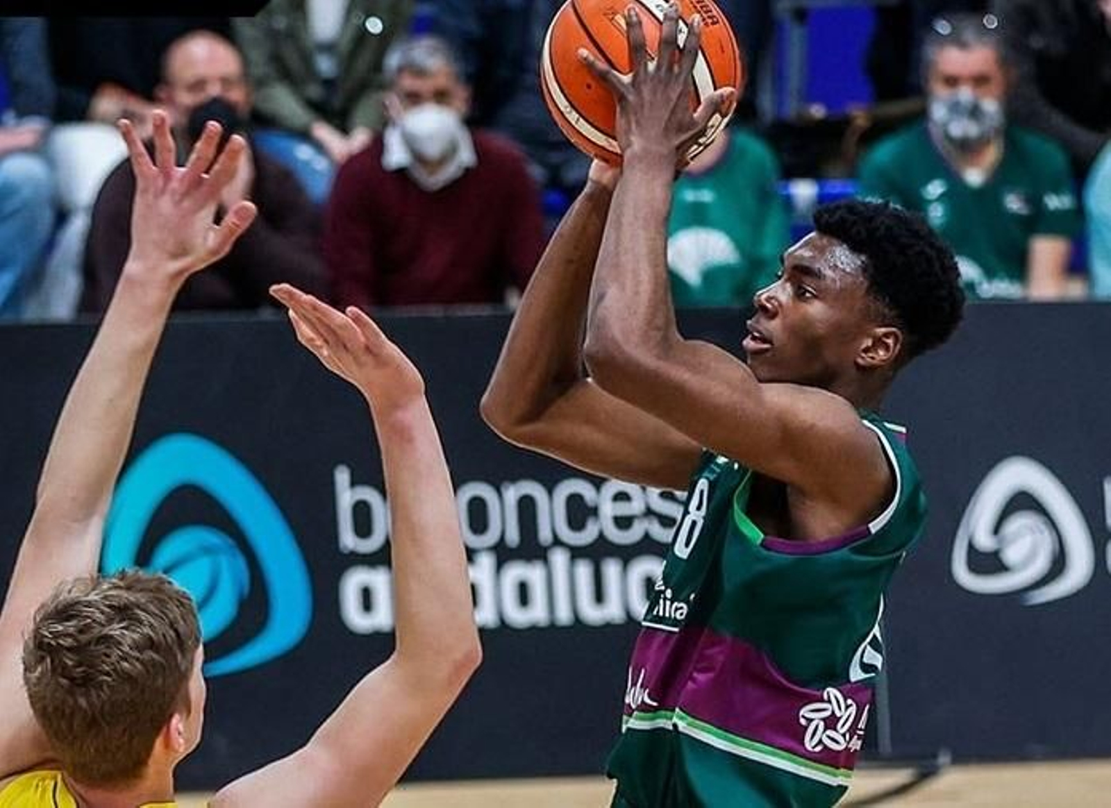 Miracle Bamadu ataca el aro rival.