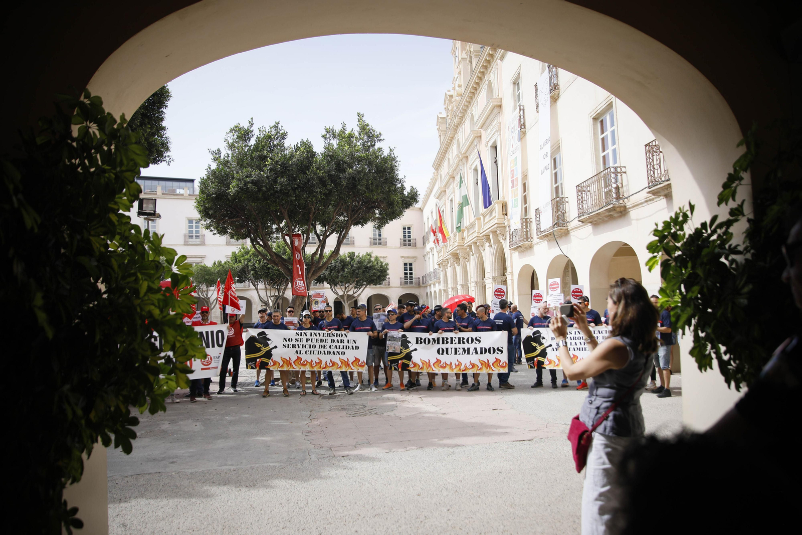 Manifestación de los bomberos quemados de Almería, en imágenes