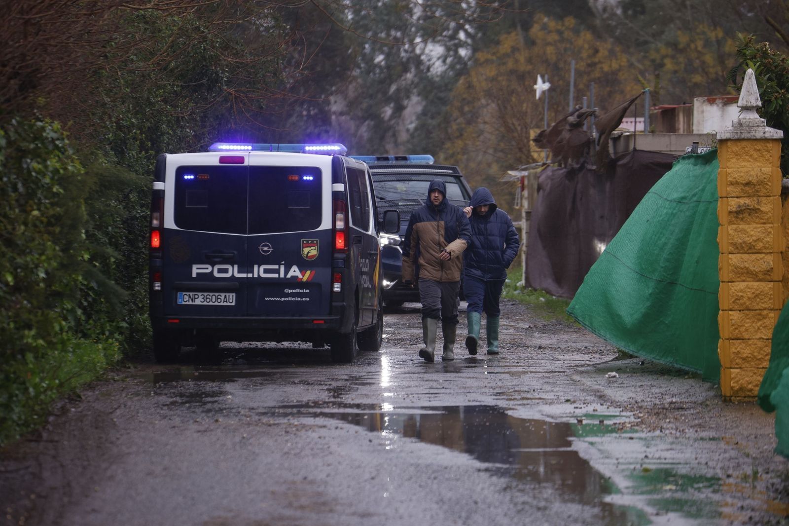 Los vecinos de Guadalvalle desalojan sus parcelas por la crecida del Guadalquivir, en imágenes