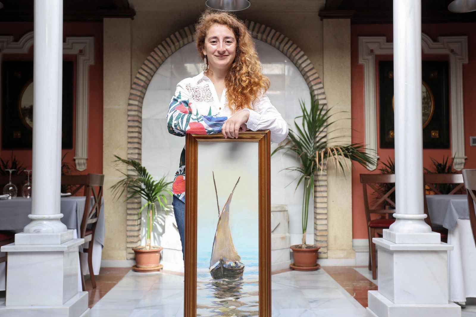 La matemática y científica Margarita Rincón en el patio interior del restaurante Zaccaría.