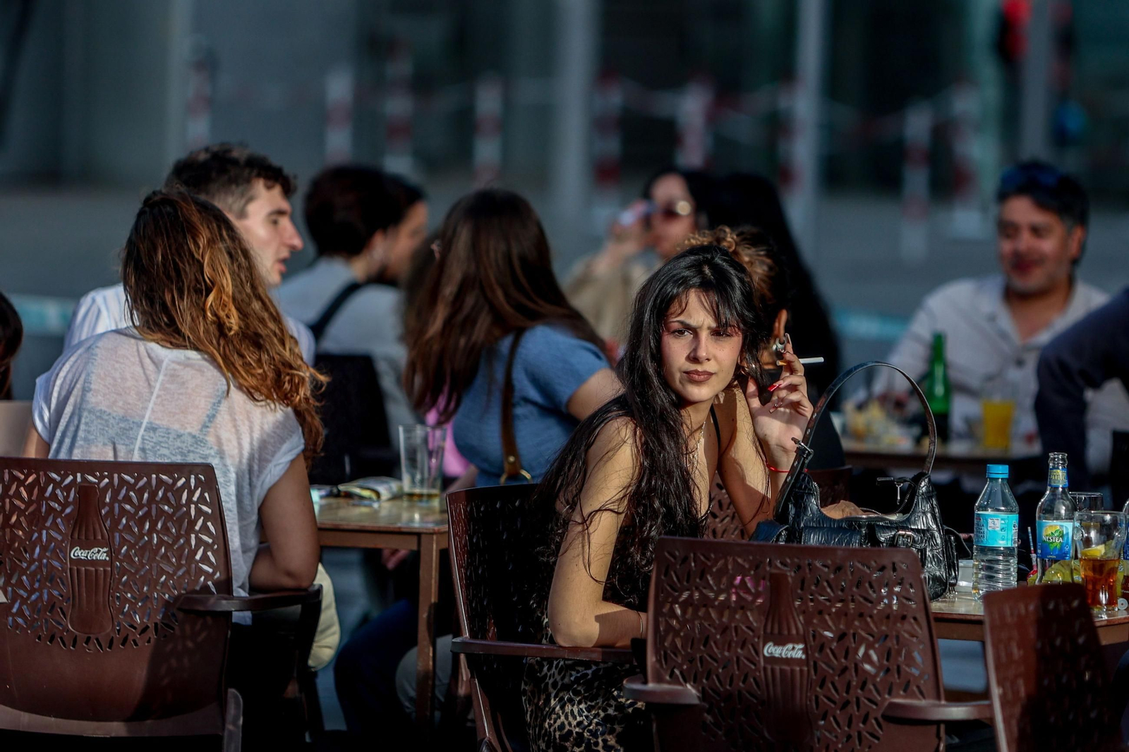Varias personas fuman en terrazas de bares, algo que pasará a mejor en vida en cuanto entre en funcionamiento la nueva Ley.