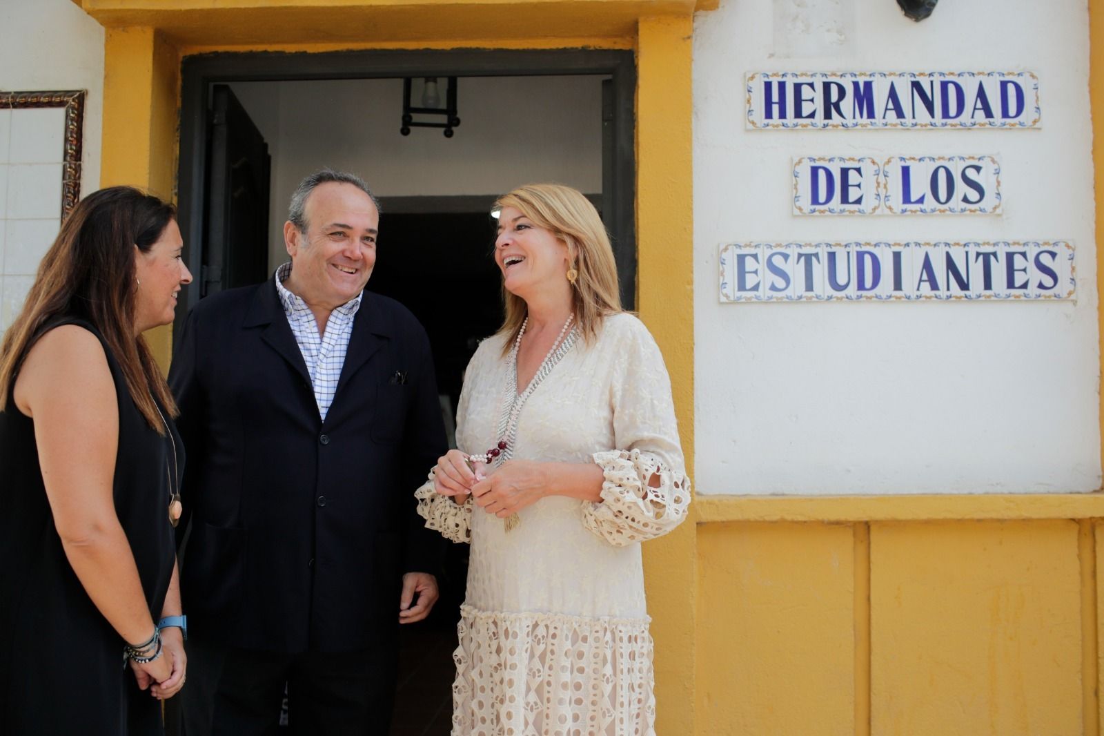 La Hermandad de los Estudiantes organiza una campaña de entrega de materiales escolares con la colaboración del Puerto de Huelva