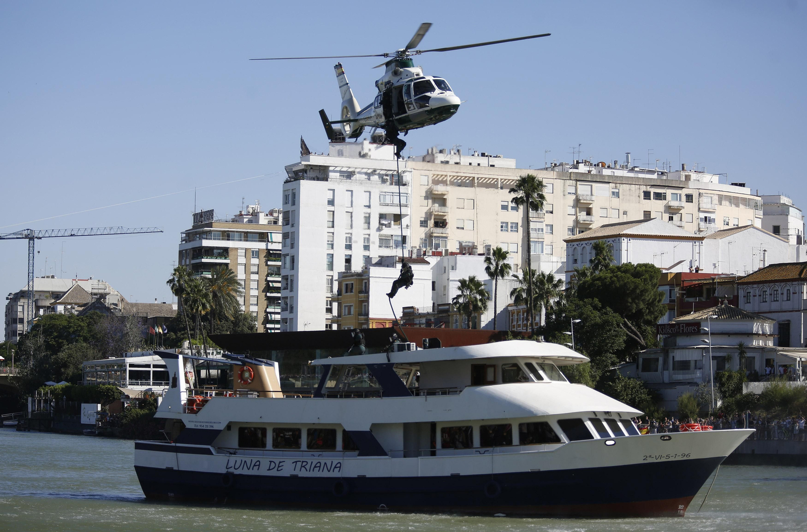 La demostración del Ejército en el Guadalquivir