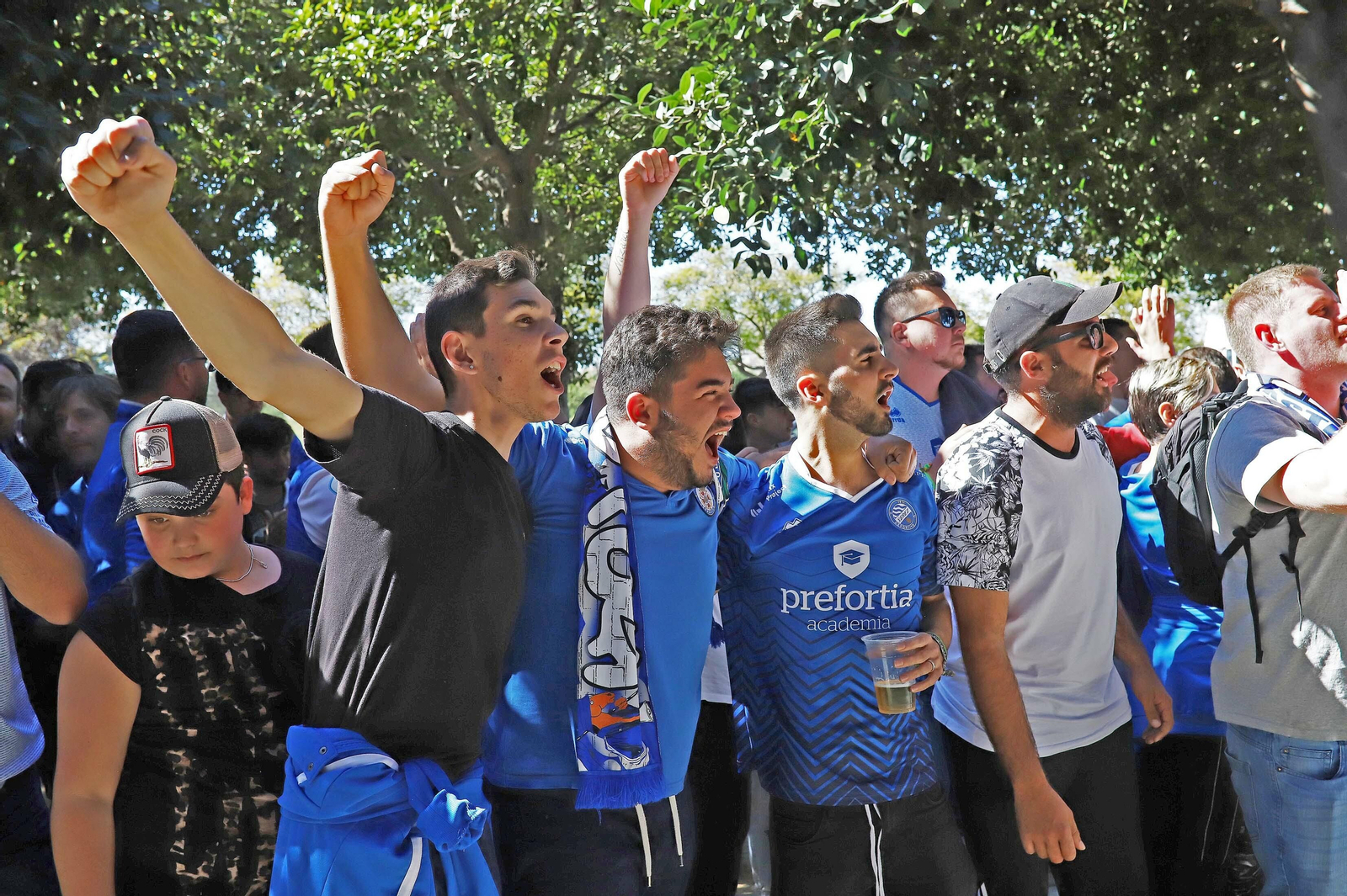Recibimiento de la afición antes del derbi