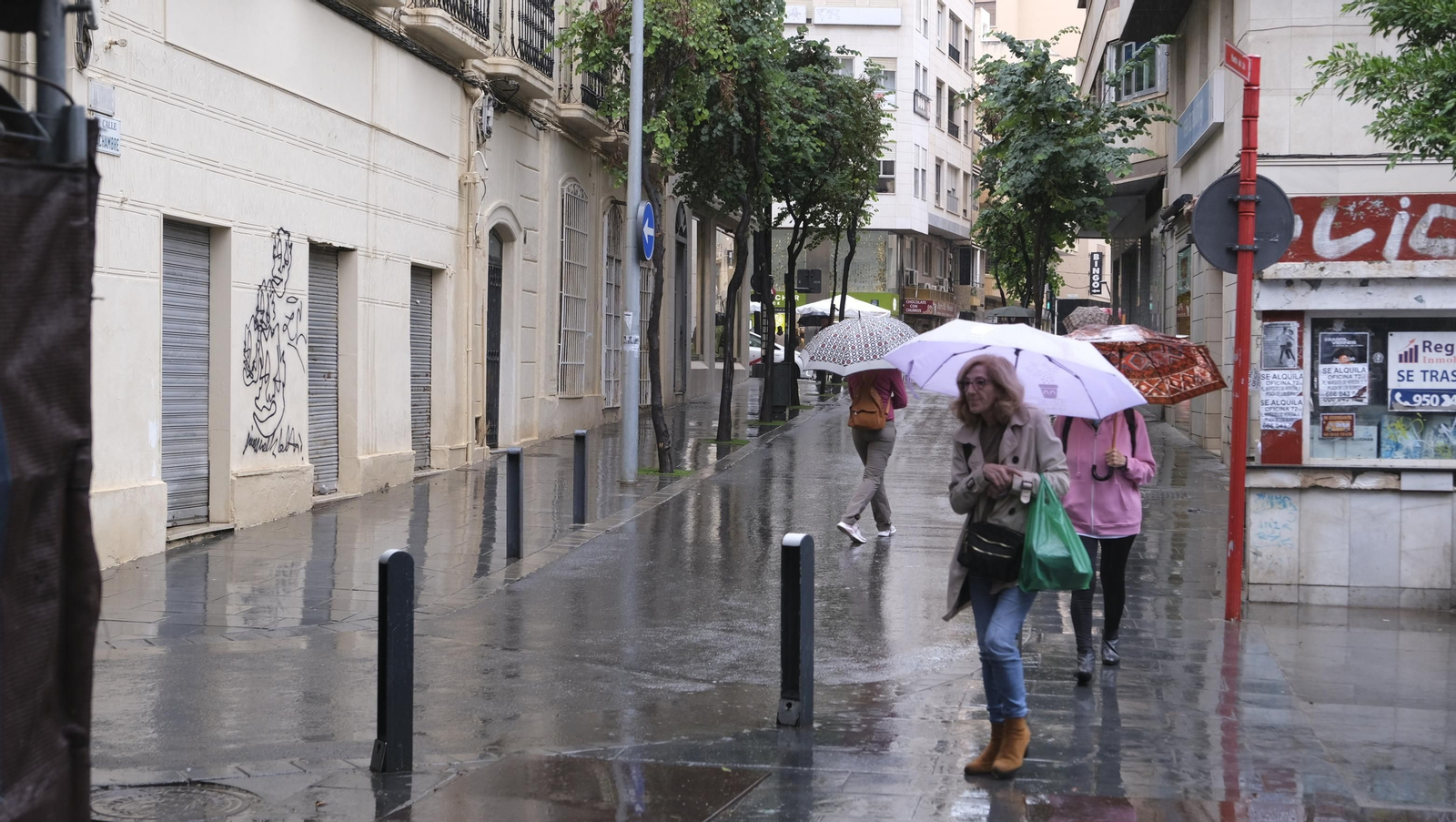 Los almerienses expresan su alegría por la lluvia