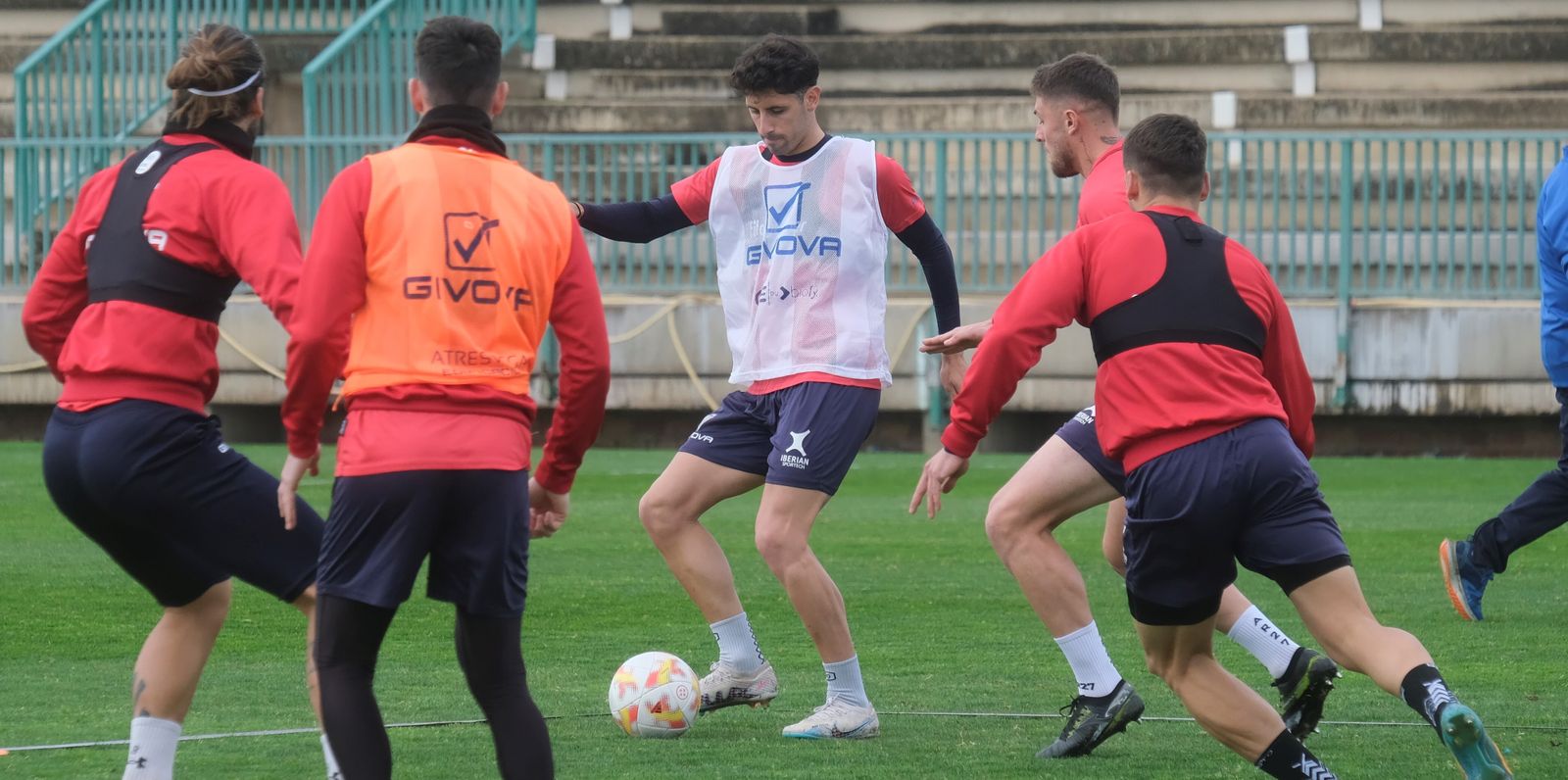 Marco Camus golpea el balón en un entrenamiento del Córdoba CF.