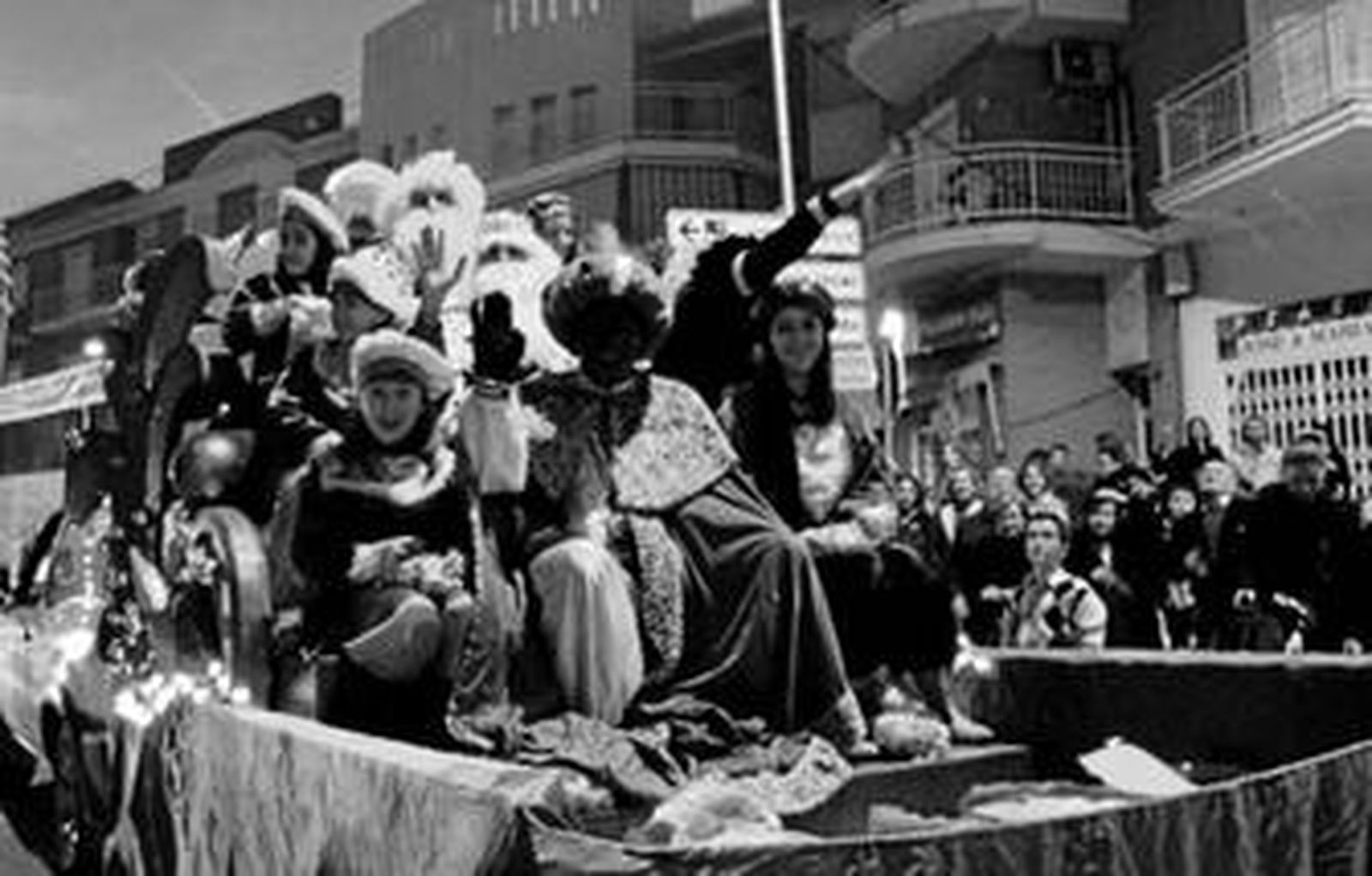 Baltasar recorrió las calles acompañado de multitud de niños.