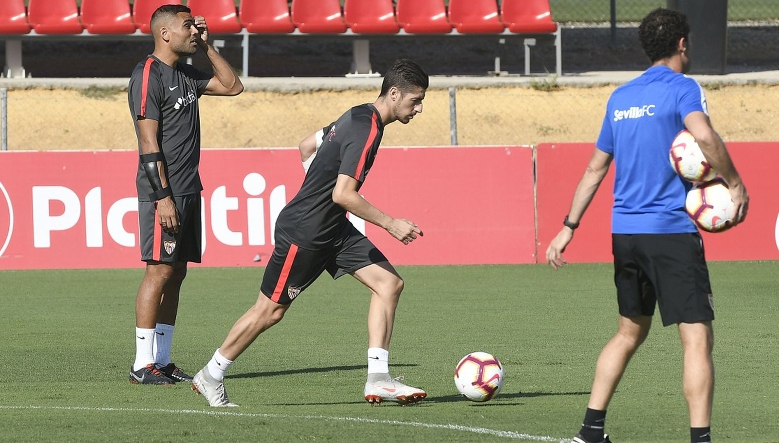 Escudero avanza con el balón junto a Mercado en un entrenamiento.