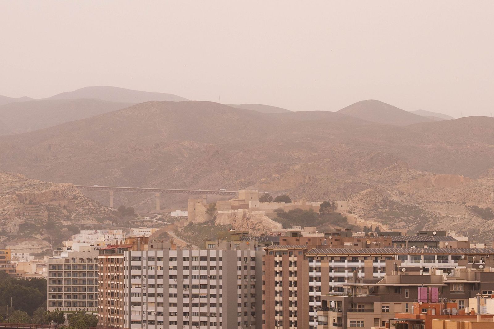 Imágenes que impresionan | Almería envuelta en calima