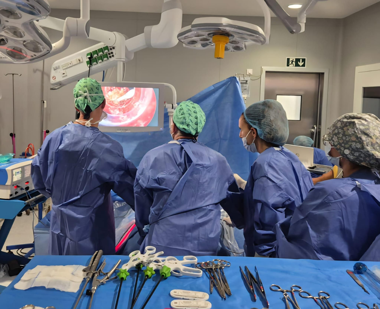 El equipo de profesionales sanitarios de Cirugía Almería durante una intervención con la novedosa técnica.