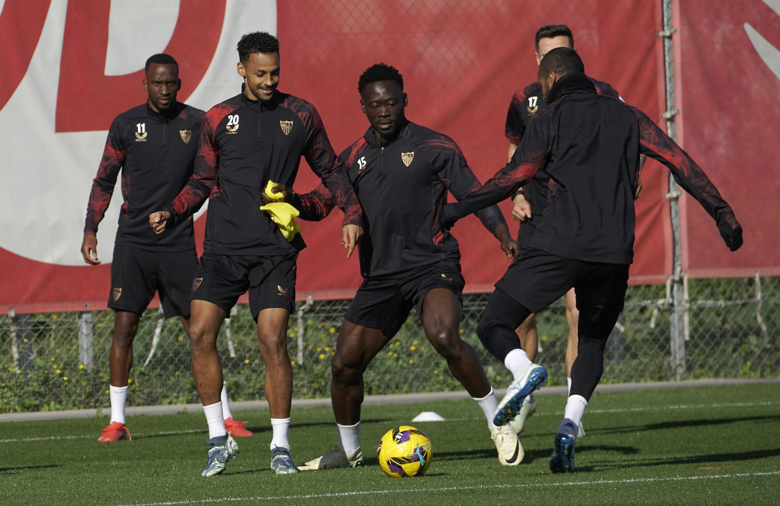 Las imágenes del primer entrenamiento de Akor con el Sevilla FC