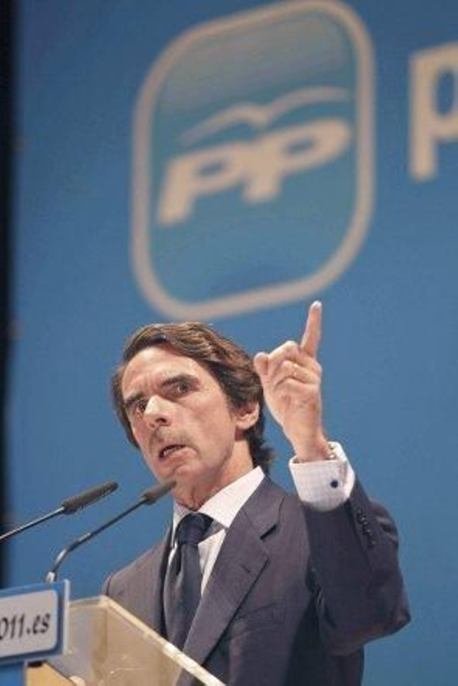 Aznar compara a Zapatero con Chávez y Castro y le acusa de "fundirse" el país