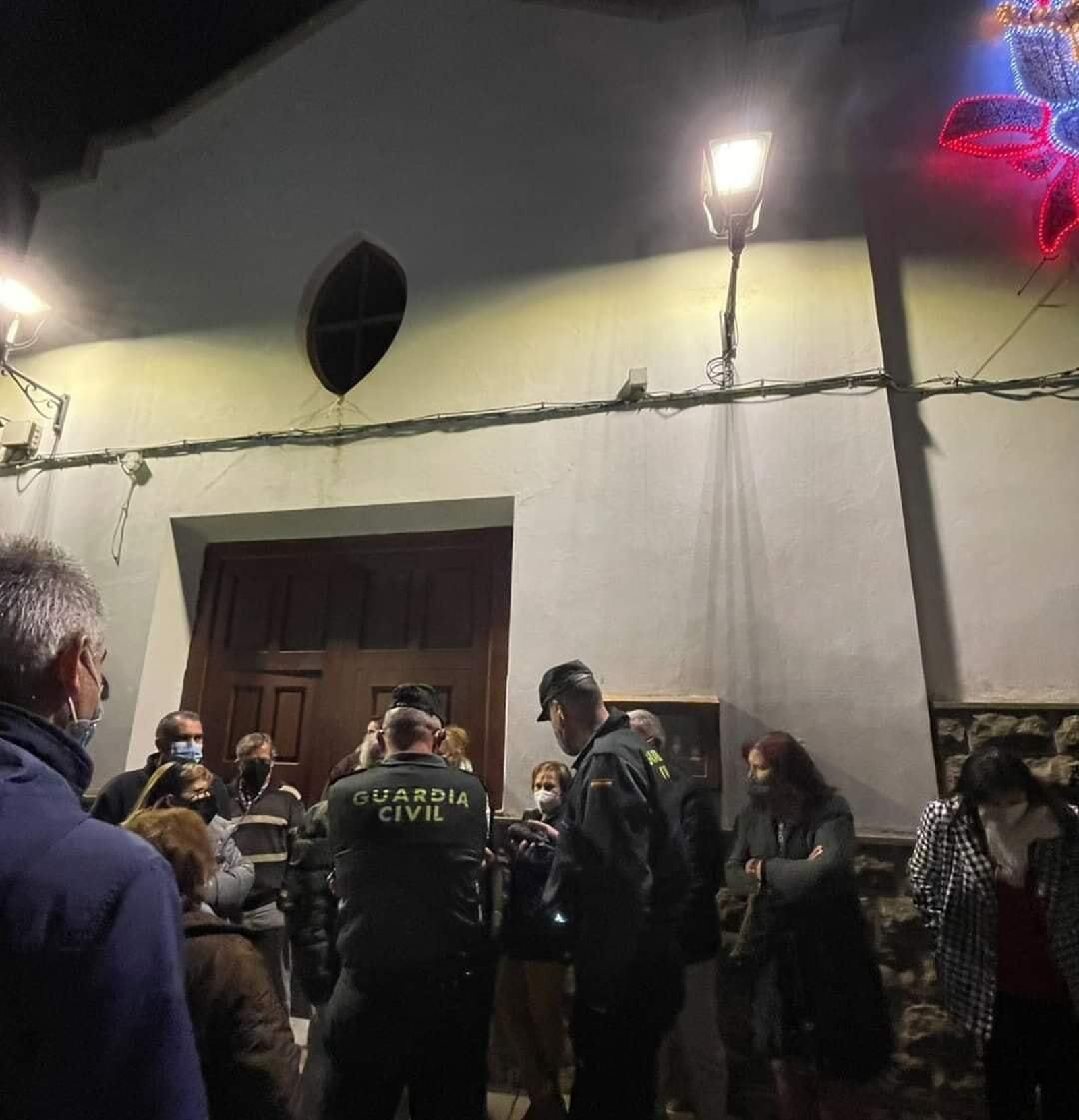 Guardia Civil interviene en Topares al ser llamada por el párroco por la multitud de personas que le esperaban en la puerta de la iglesia el día de Año Nuevo