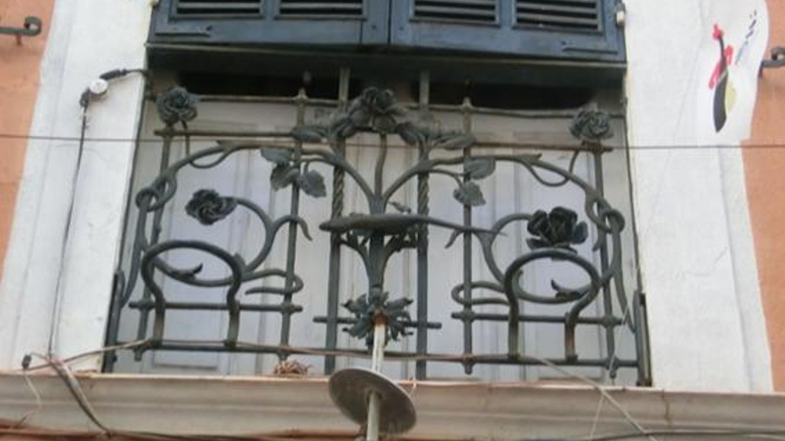 Rejería de estilo modernista instalada en una casa de la calle Prim.