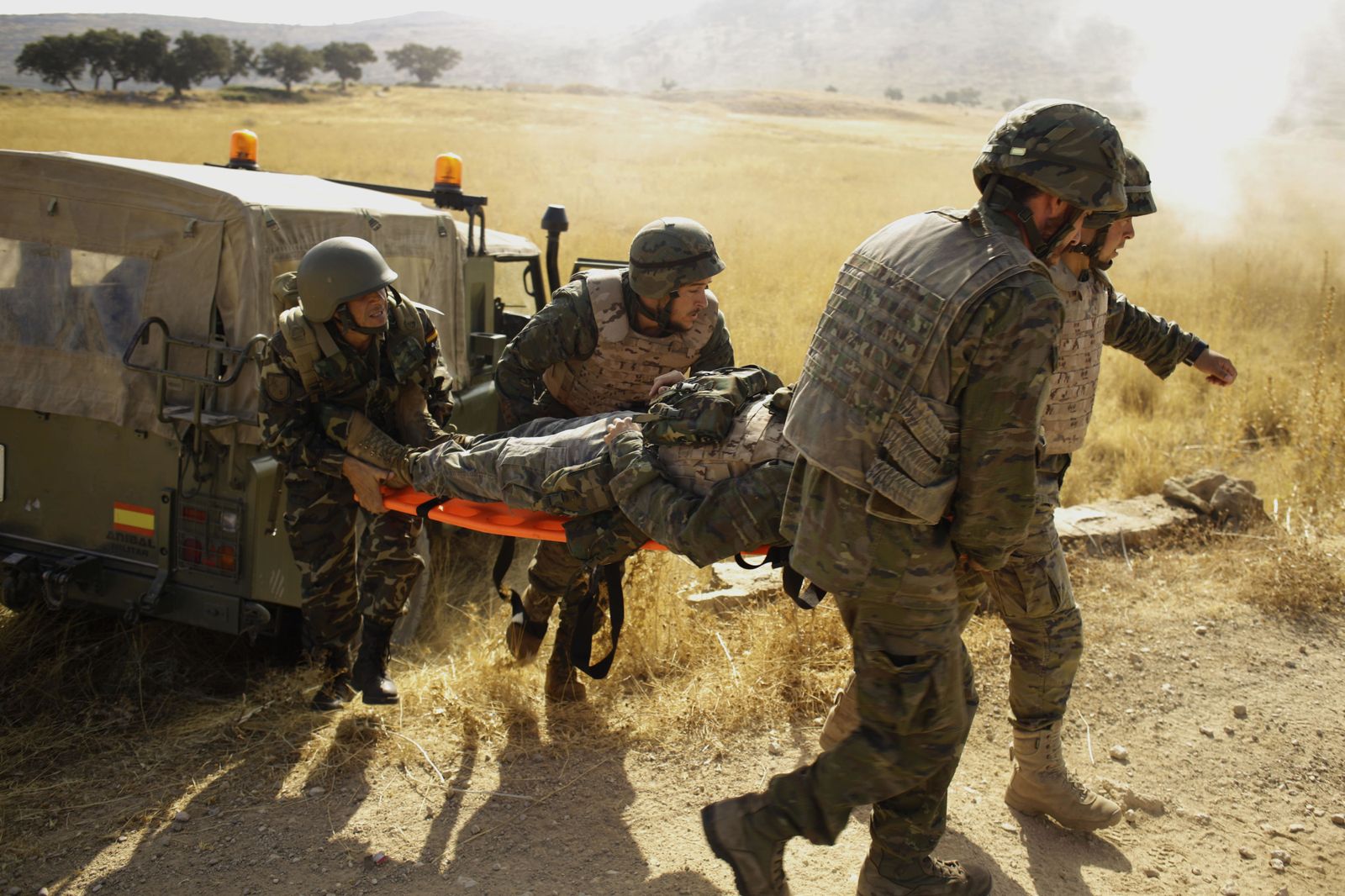 Rescate de heridos tras un supuesto ataque a un vehículo.