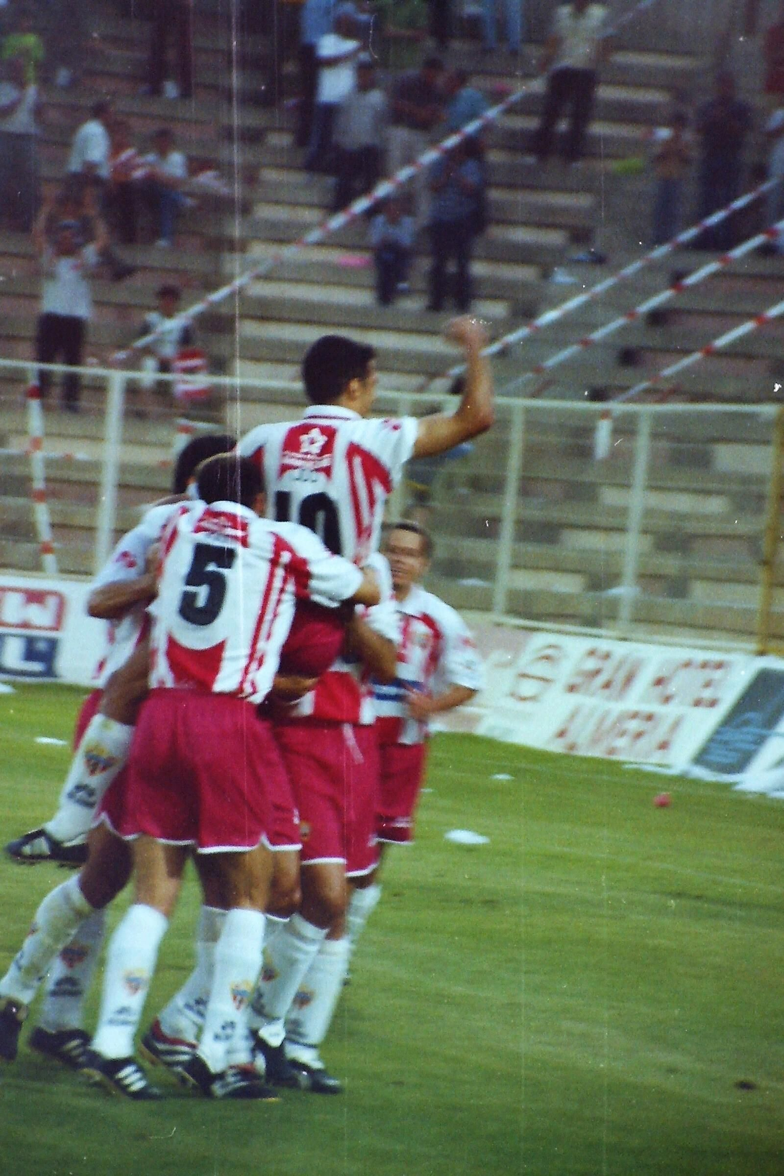 Olivares, con el 5, celebra el 1-0 al Pontevedra en el ascenso a Segunda en el partido de ida, obra de Francisco.