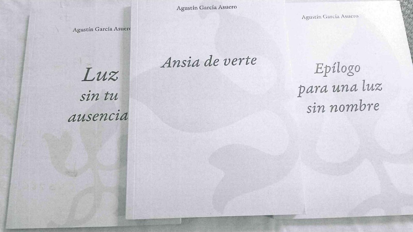 Portada de los tres libros que acaba de publicar.