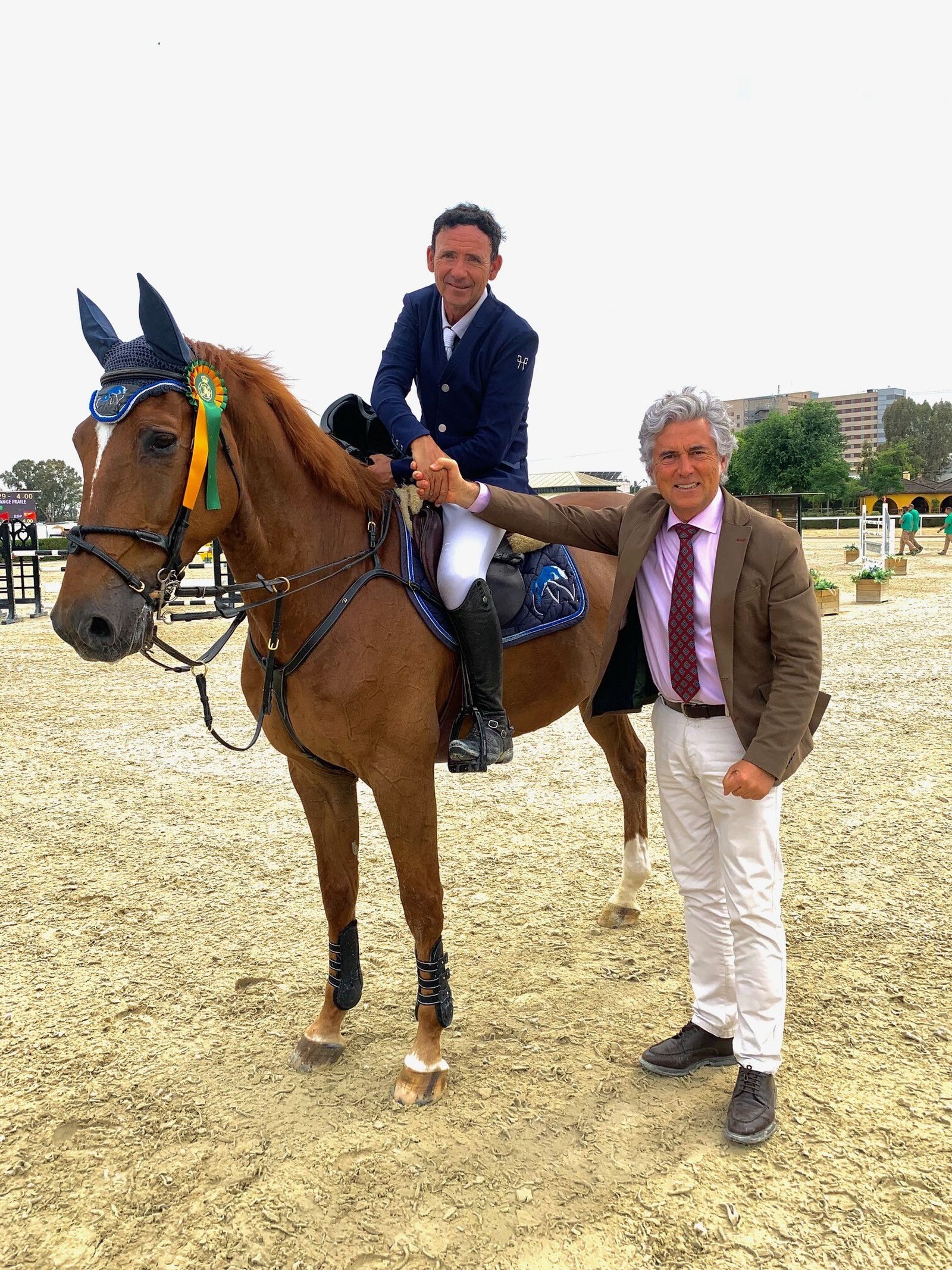 Jesús Torres con 'Cassidy S VV', recibe su trofeo de manos de Javier Masot, delegado de la RFHE.