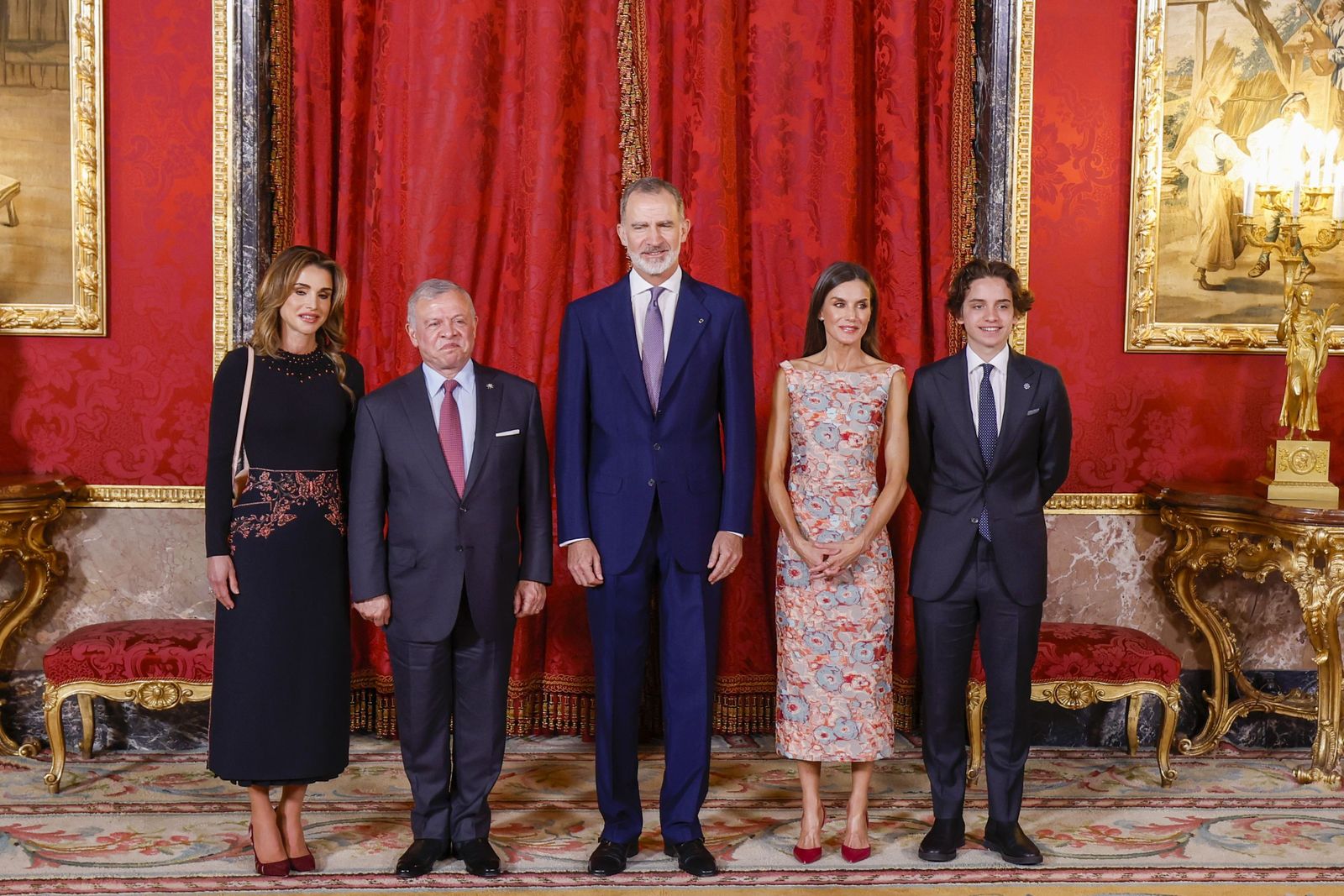 Los reyes Felipe y Abdalá, con sus esposas y el hijo menor de la familia real jordana en la recepción de este mediodía en el Palacio Real
