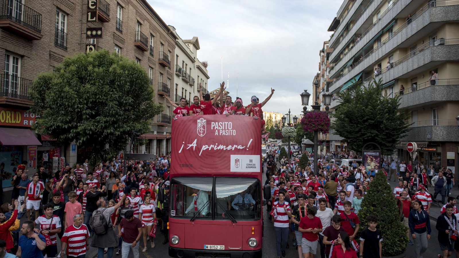 Miles de granadinos se lanzaron a las calles.