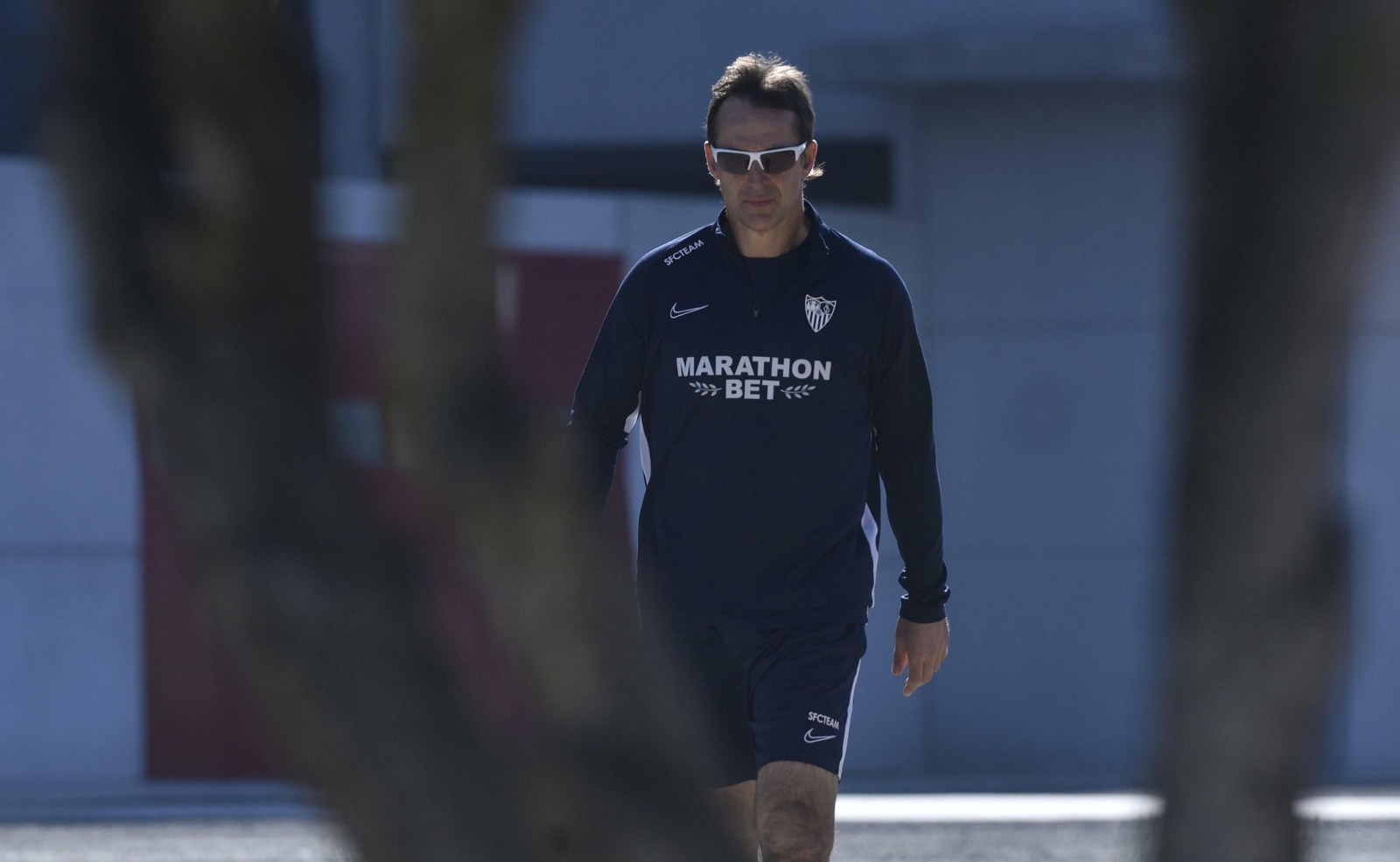 Julen Lopetegui se dirige al entrenamiento del Sevilla.