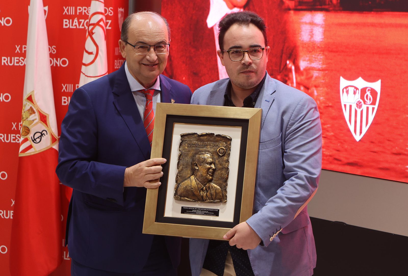 Álex Mérida, hijo del autor del artículo y premio especial José Antonio Blázquez, junto a José Castro.