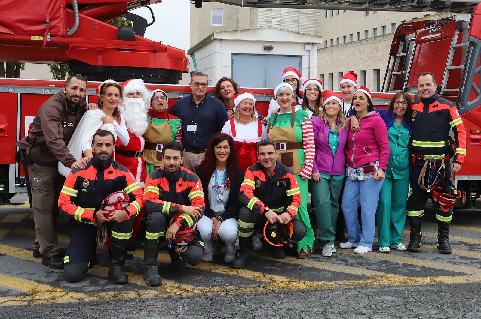 Imágenes de la visita de Papá Noel a los niños del hospital Juan Ramón Jiménez